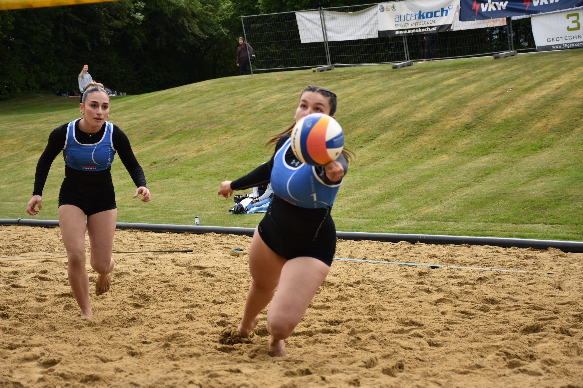 Beachvolleyballer trotzten Wind und Wetter