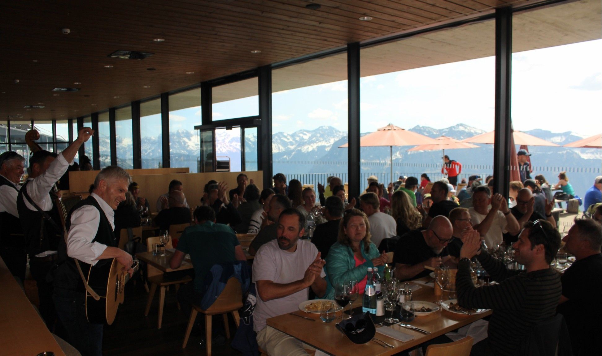 Volles Haus im Panorama-Restaurant auf Baumgarten, wo nach ein paar Tagen Revisionspause längst vom Winterbetrieb auf Sommer umgestellt wurde.