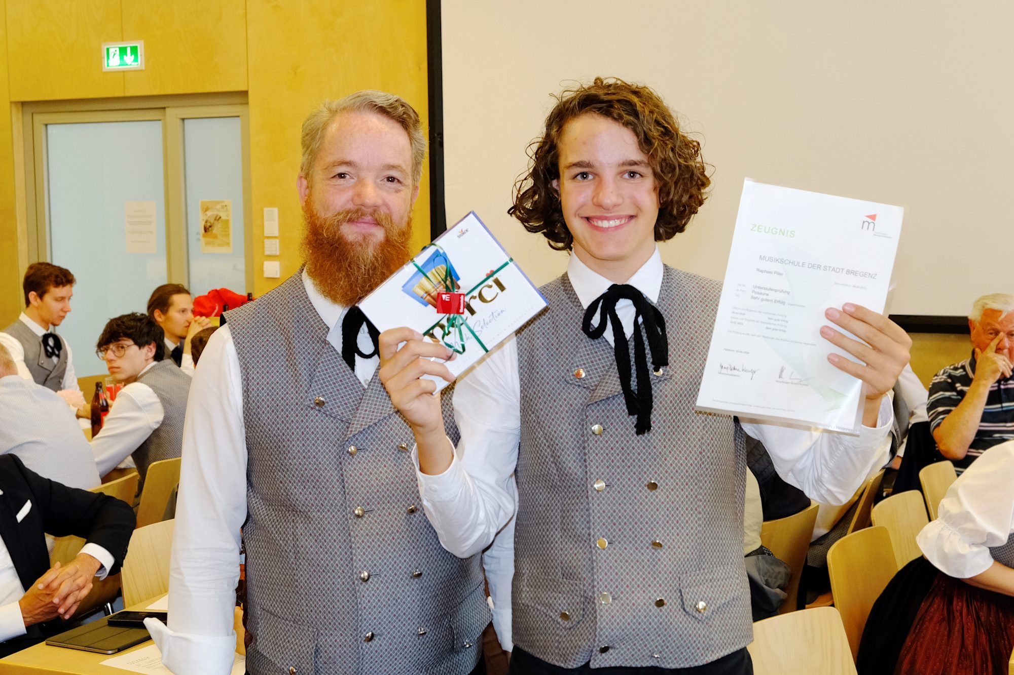 Jungmusiker-Leistungsabzeichen in Bronze für Raphael Piller (Posaune), im Bild mit Kapellmeister Thomas Gertner.