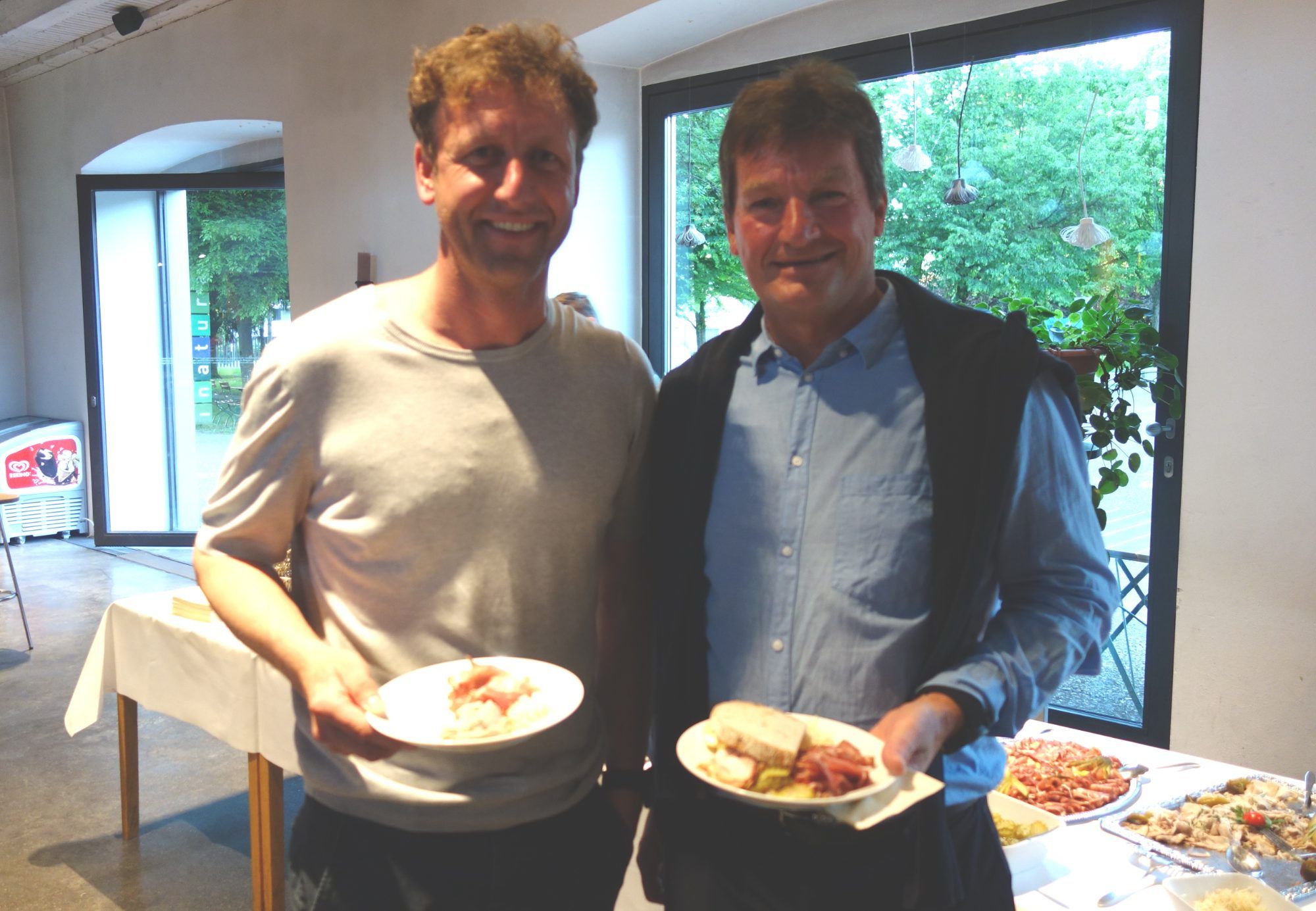 Michael Pircher (li.) und Heinz Huber stärkten sich am Buffet.