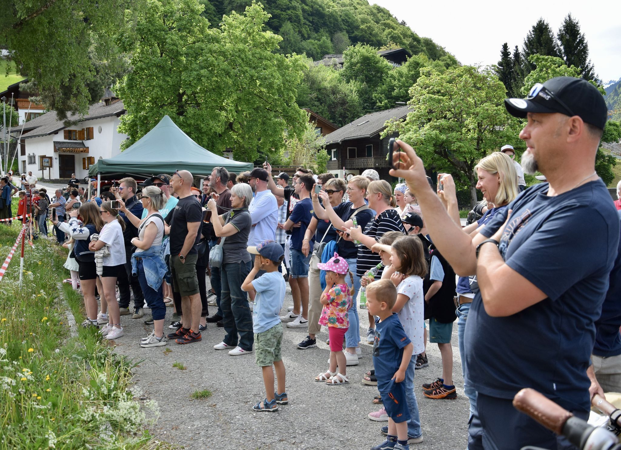 Schauübung der Feuerwehrjugend Schruns am Parkplatz der Hochjochbahn