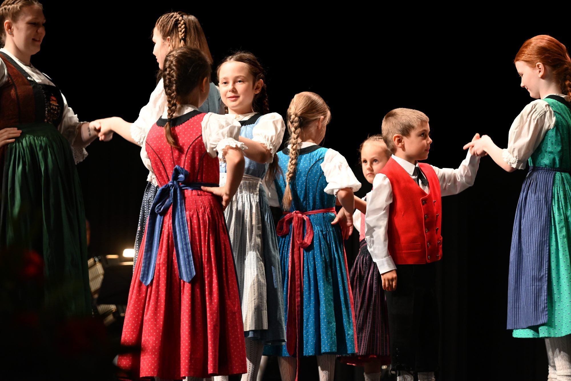 Die Kindertanzgruppe führte stolz ihre Tänze vor.