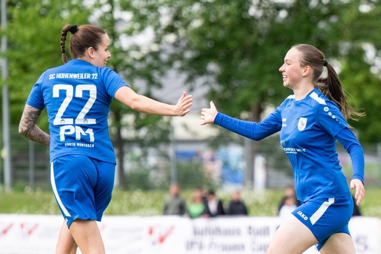 Laura Diehl gratuliert Jennifer Forster zum Tor. 