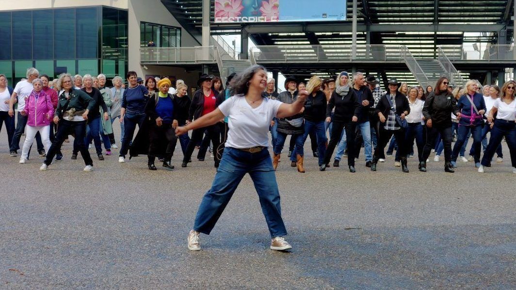 Tanzlehrerin Juanita Hieble-Tomio verstand es, für den Line Dance zu begeistern.