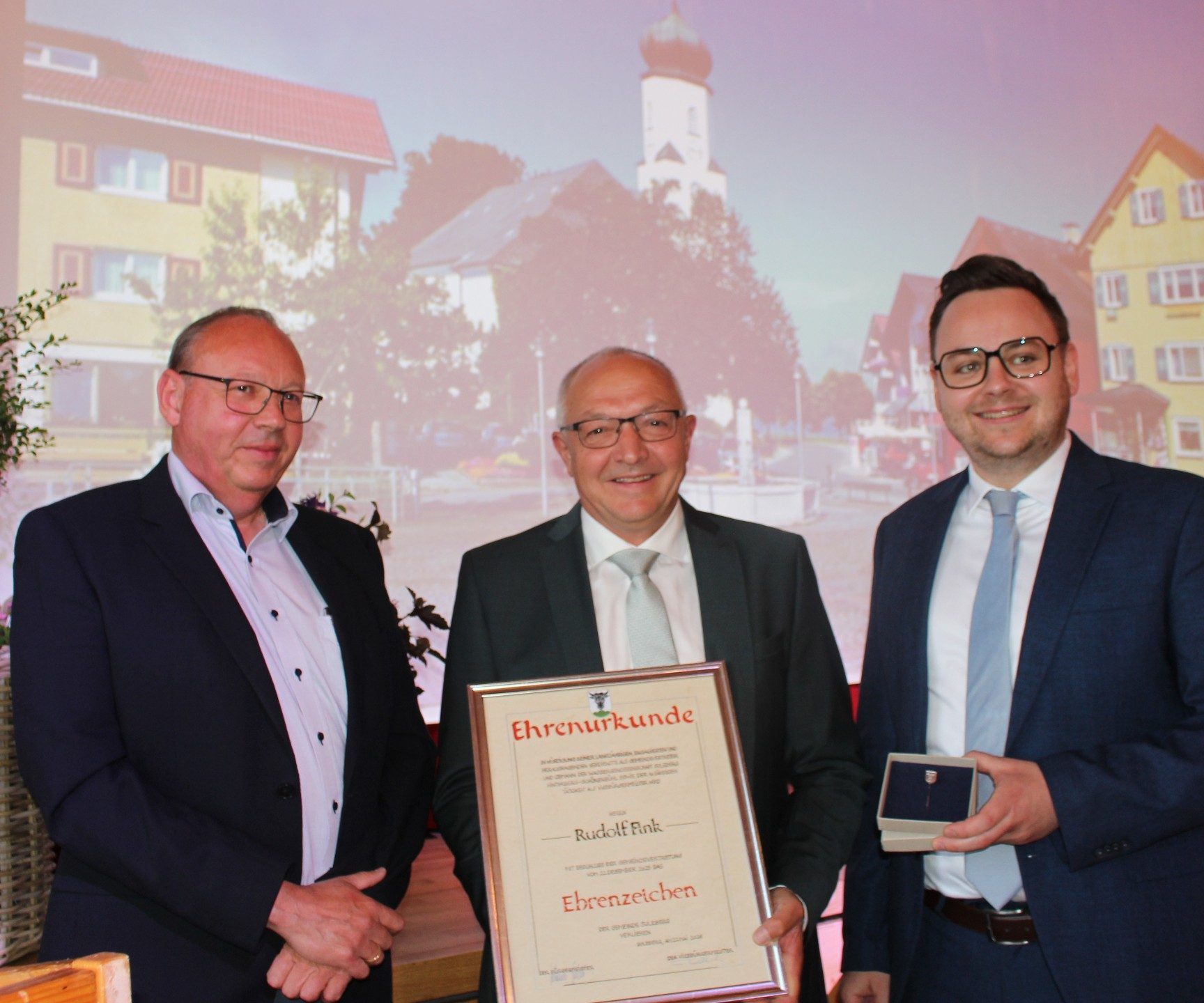 Ehrenzeichenträger Rudi Fink mit Laudator Michael Gasser und Bürgermeister Johannes Feurle.