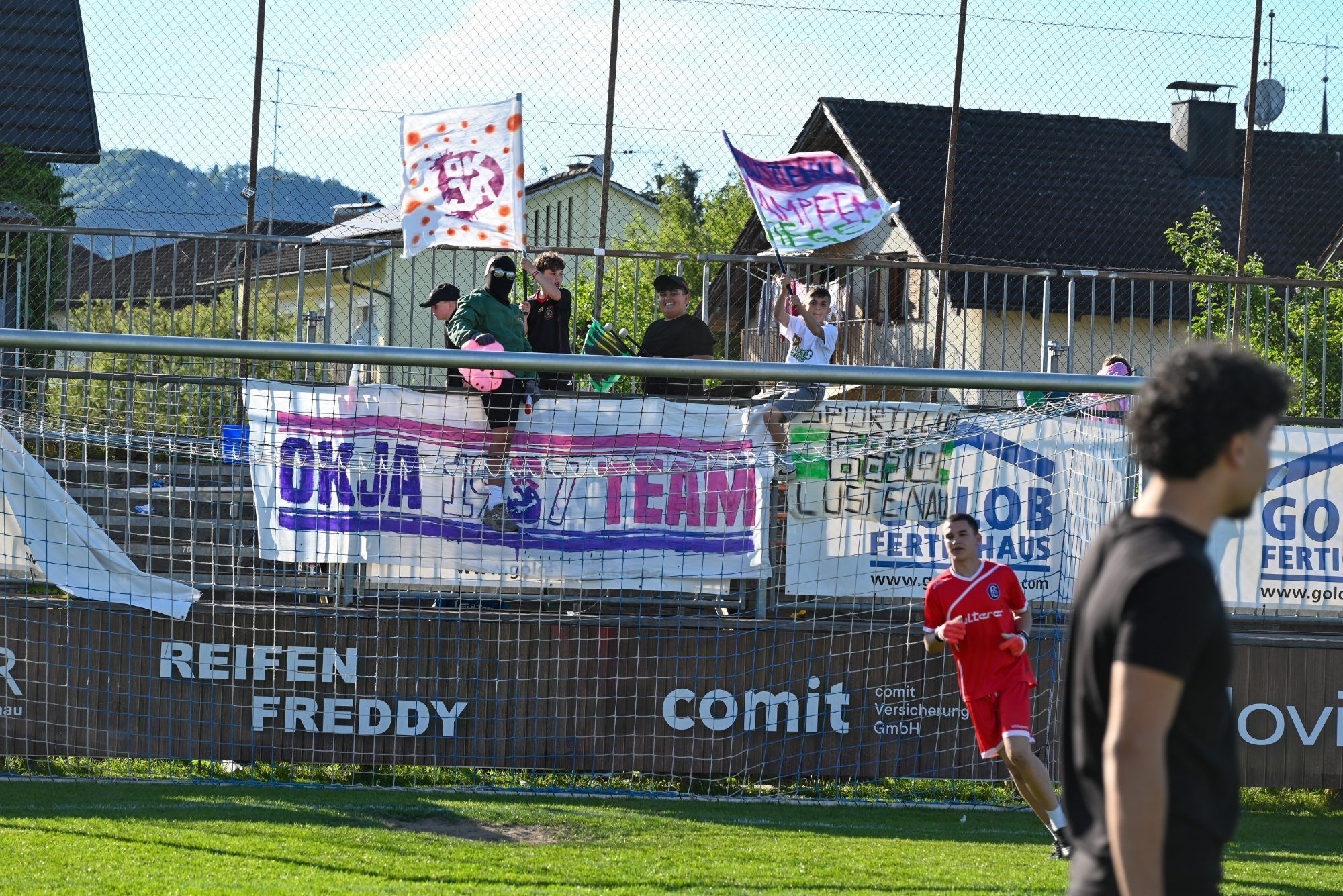 Die Fans hatten sogar eigene Banner für das Match hergestellt.
