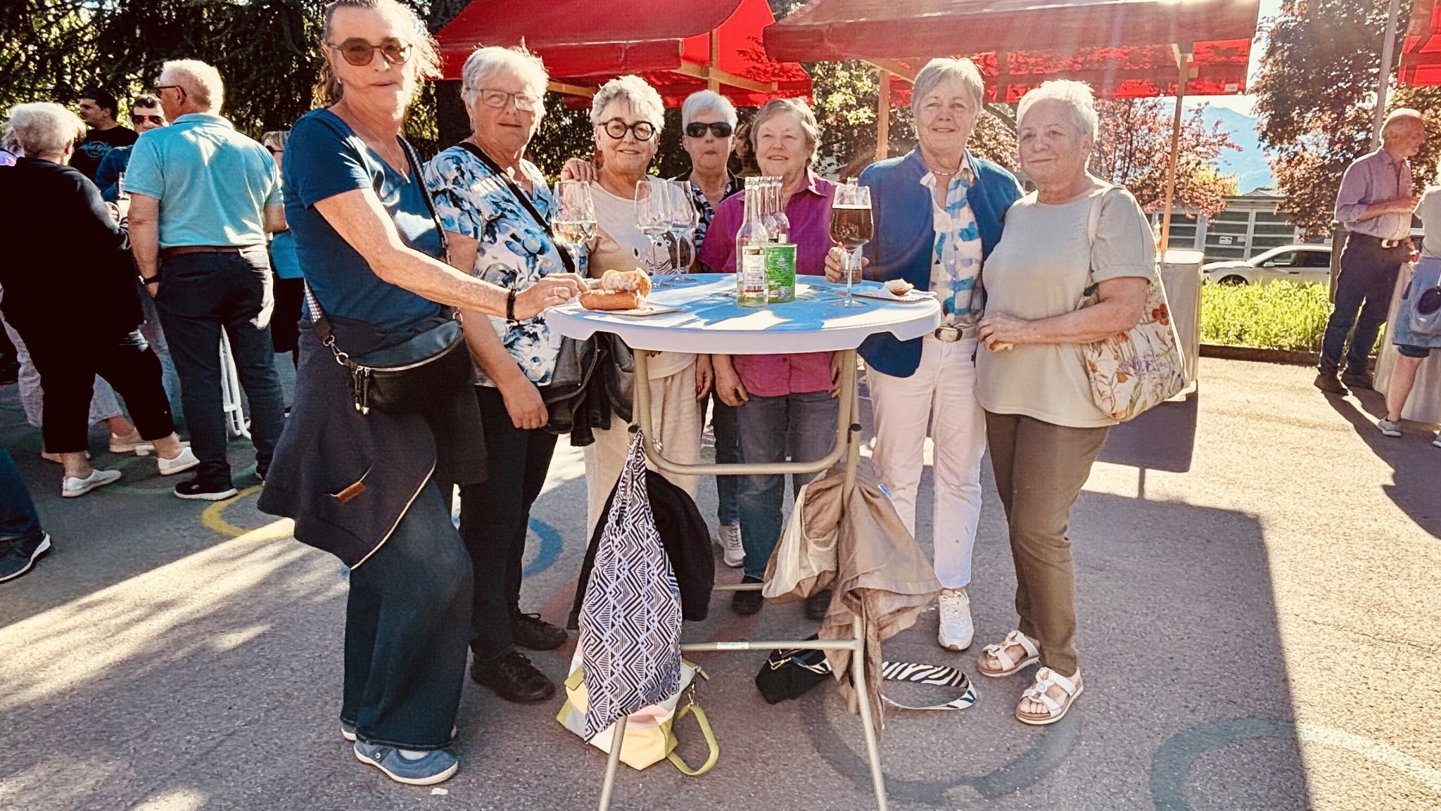 Betty Ausserer mit Freundinnen aus der Region sind jedes Mal dabei.
