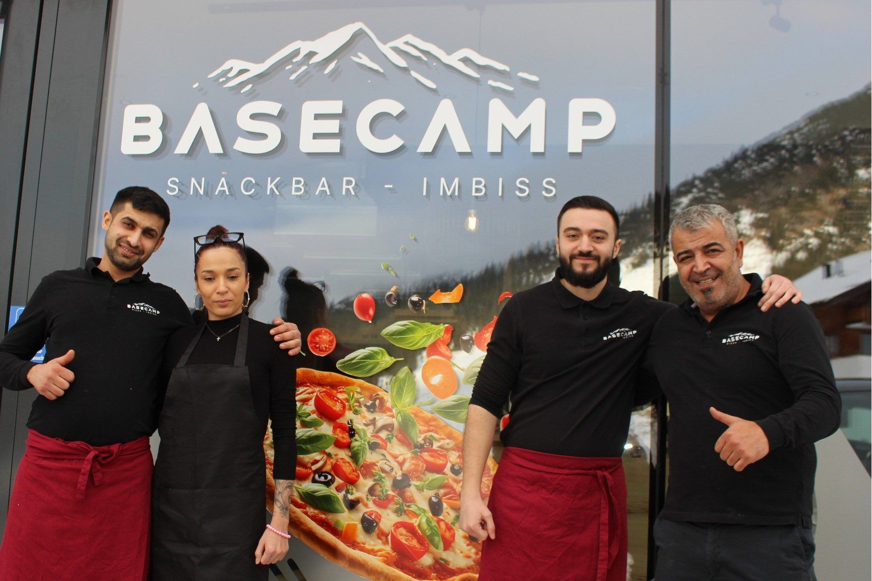 Der türkischstämmige Pächter Mehmet Pektas, seit Jahrzehnten in Vorarlberg gastronomisch tätig, bietet im Basecamp-Restaurant nicht nur türkische Spezialitäten, er sorgt daneben u. a. vor allem für die Mittagsverpflegung der Kinderskikurse im Gemeinschaftsraum des Hauses.   