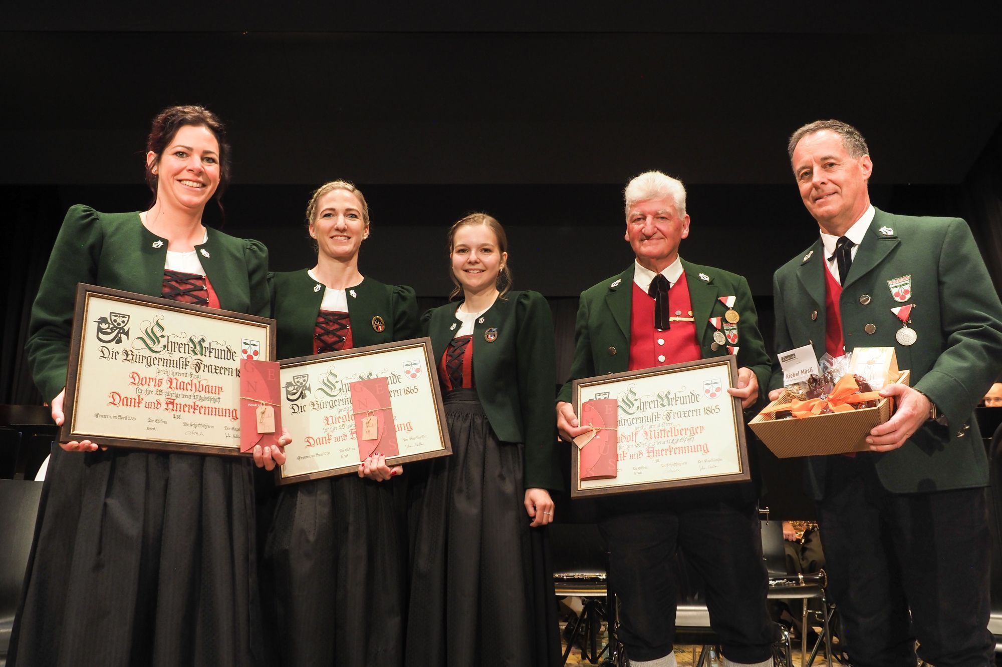 Die geehrten Doris Nachbaur, Nicole Dobler, Rudl Mittelberger und Gerhard Ellensohn. In der Mitte Obfrau Lena Nachbaur