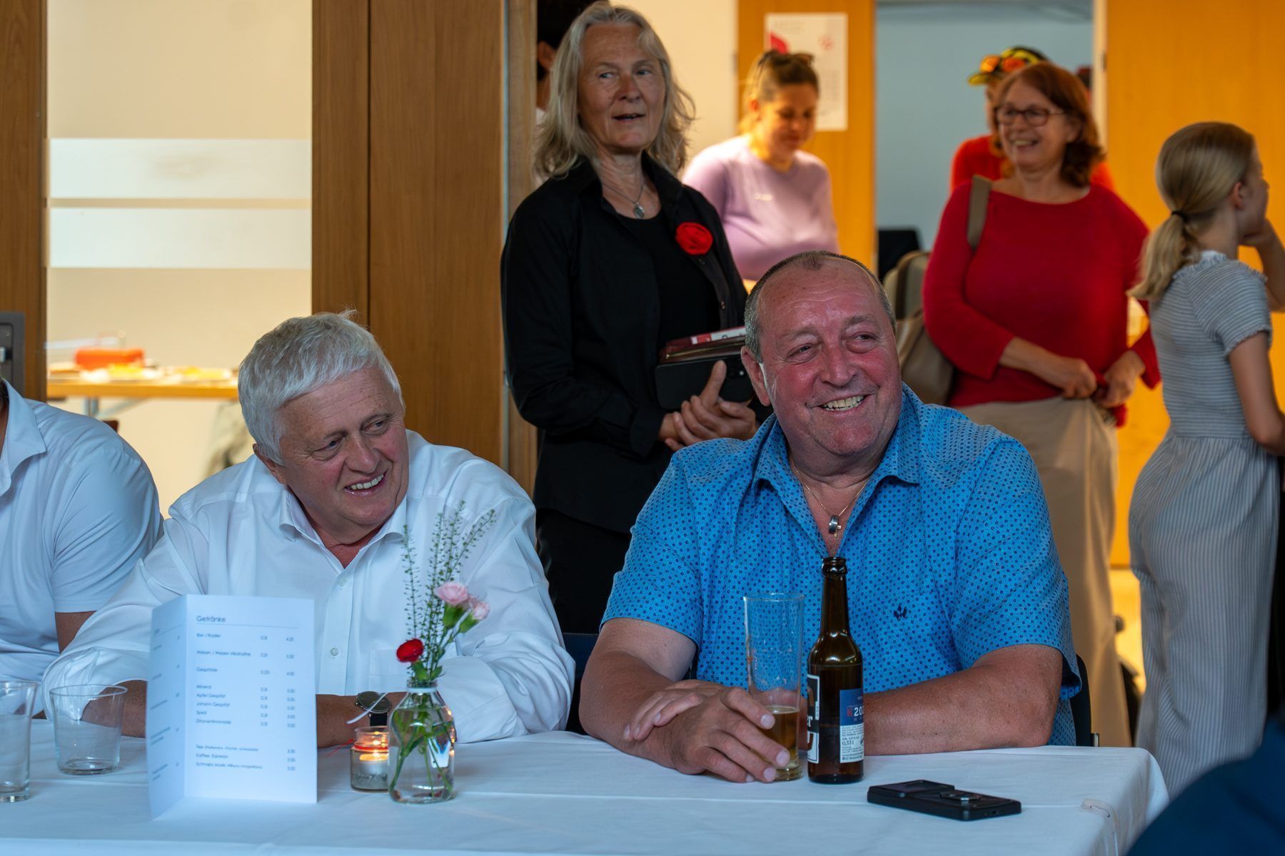 Tone Lingg und Benno Winder stimmten in den gemeinsamen Gesang mit ein