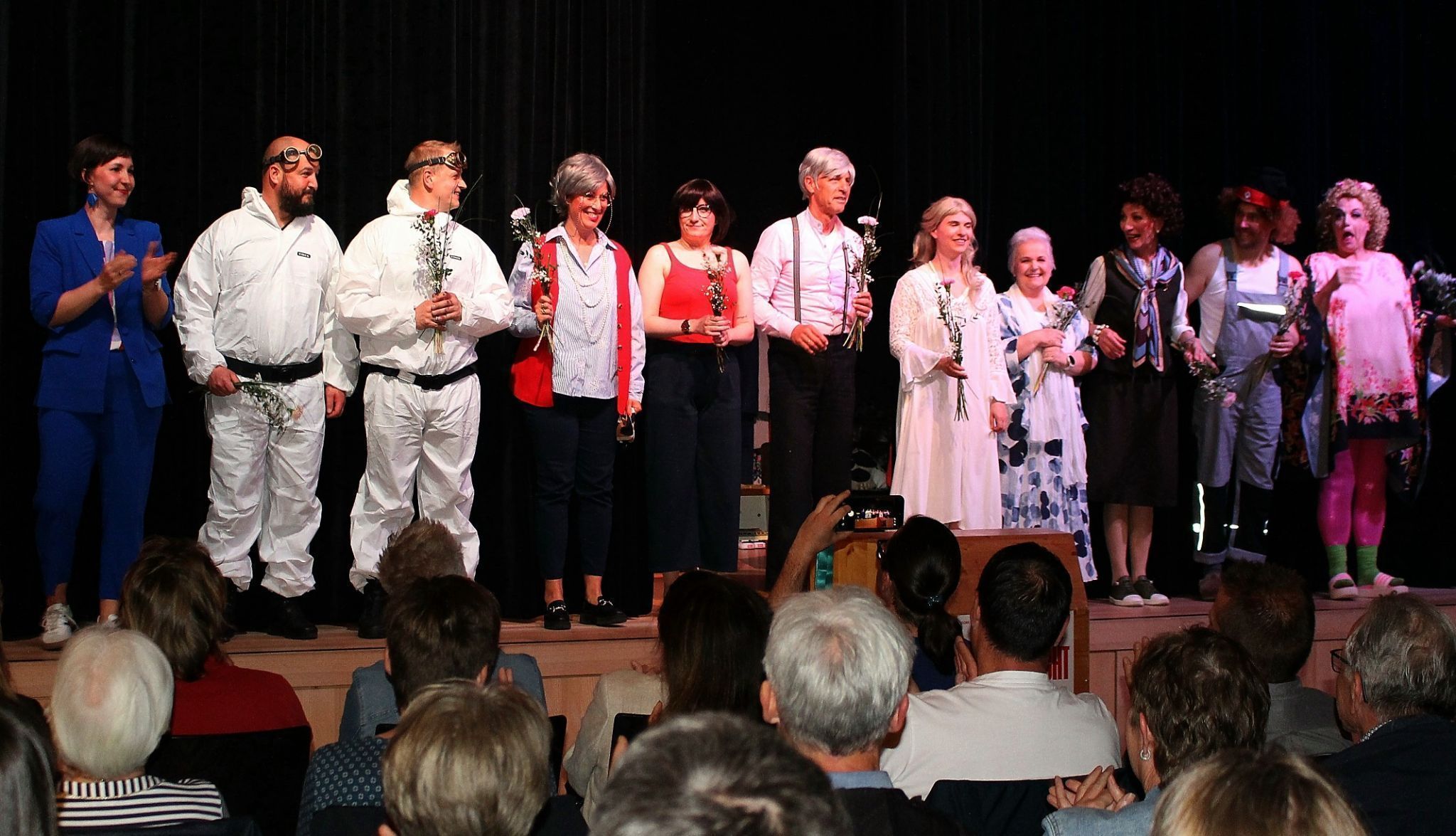 Das Dorf.Theater Mellau lädt am Wochenende noch zweimal in den Dorfsaal ein – Samstag, 20 Uhr, und Sonntag, 18 Uhr, mit Sektempfang für Mütter. PETER STRAUSS   