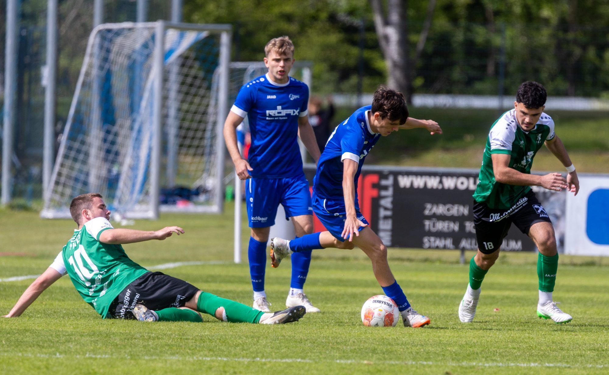 Christopher Nagel im Liegen verliert den Ball gegen Florian Domig. VN-PAULITSCH