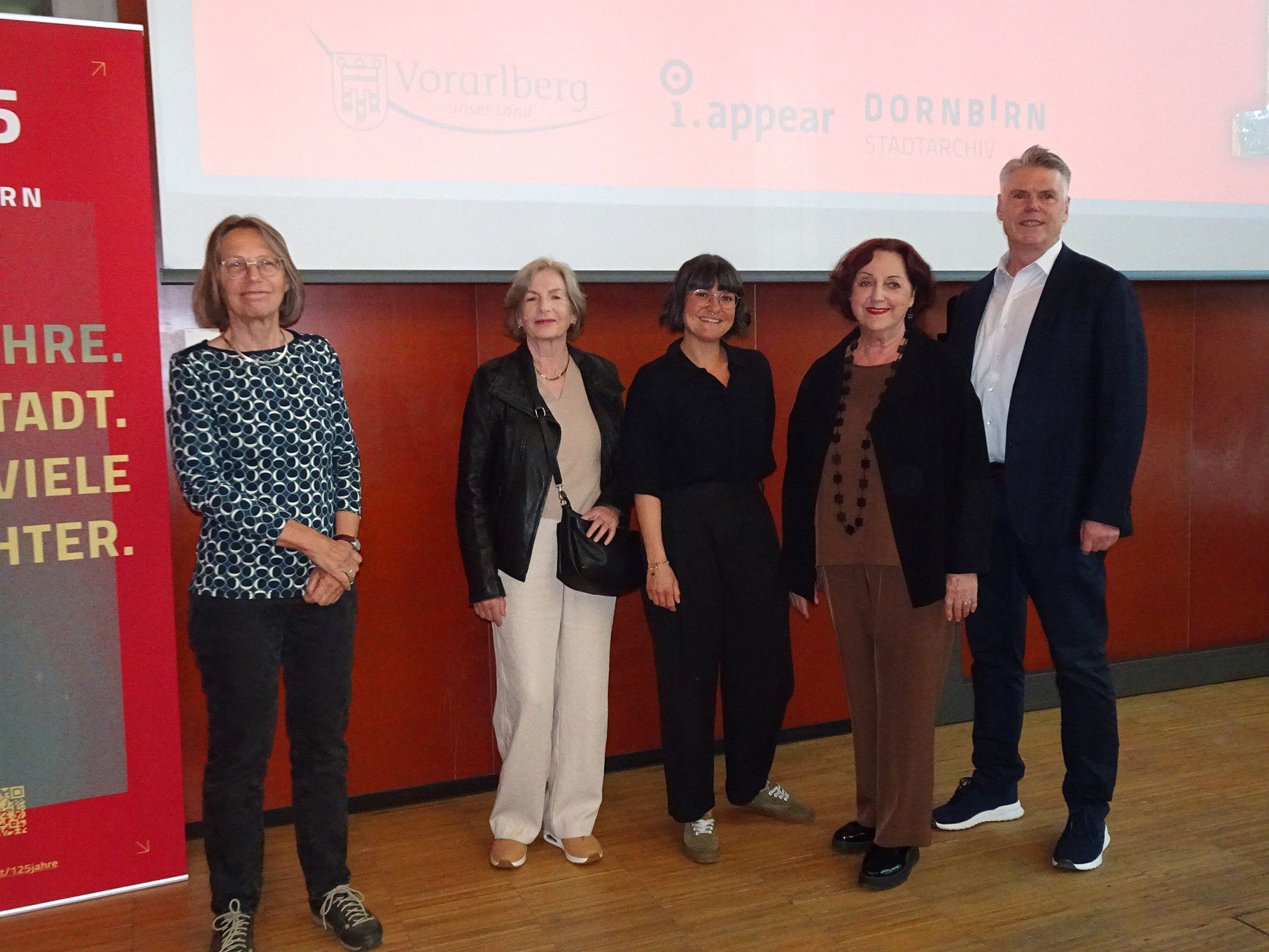 Stadträtin Julian Alton, Lisa Althaus, Marilena Tumler, Roswitha Fessler und Werner Matt begrüßte zahlreiche Interessierte bei der Präsentation der neuen App 