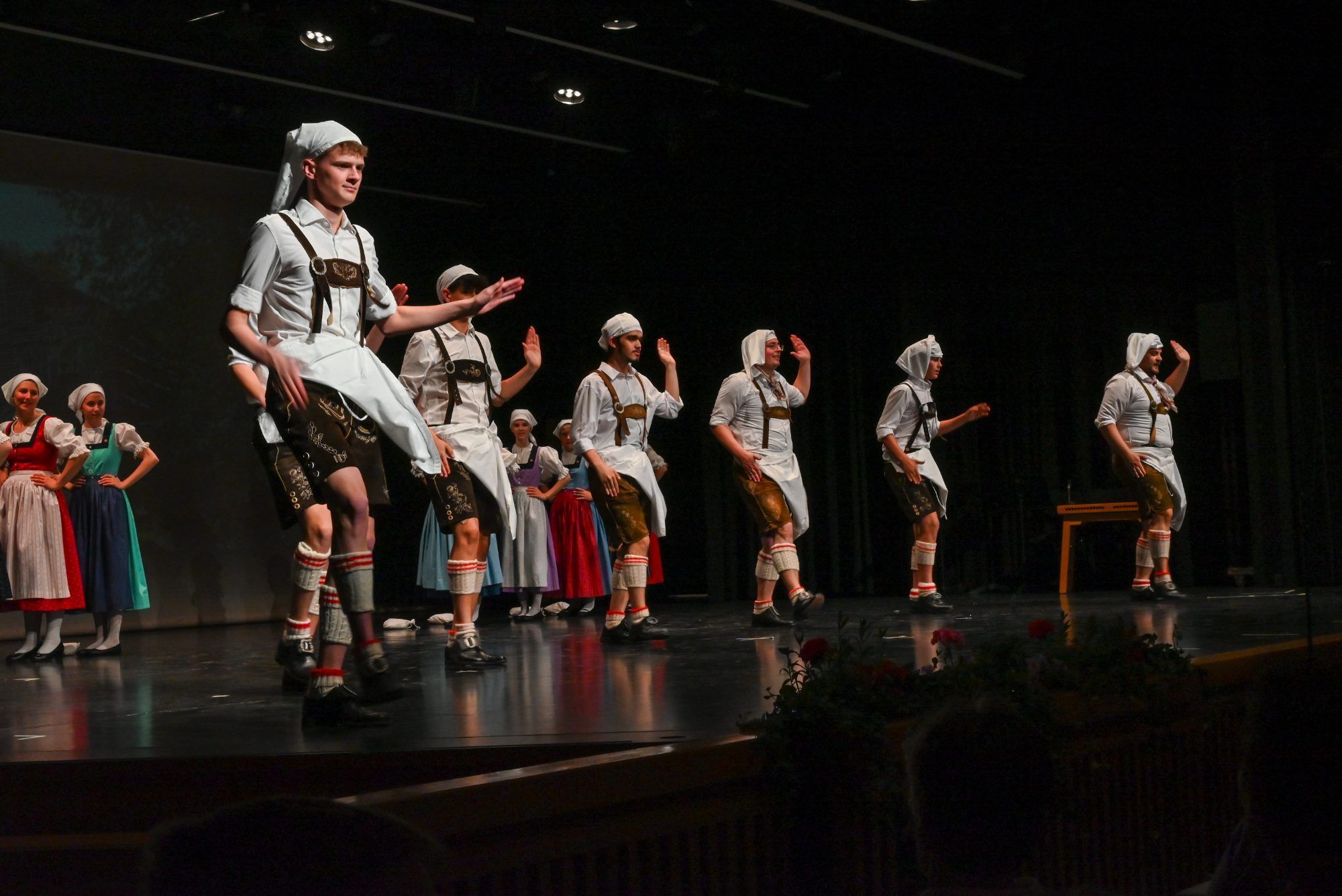 Die Schuhplattler und Jugendtanzgruppe traten mit einem Müllertanz gemeinsam auf.