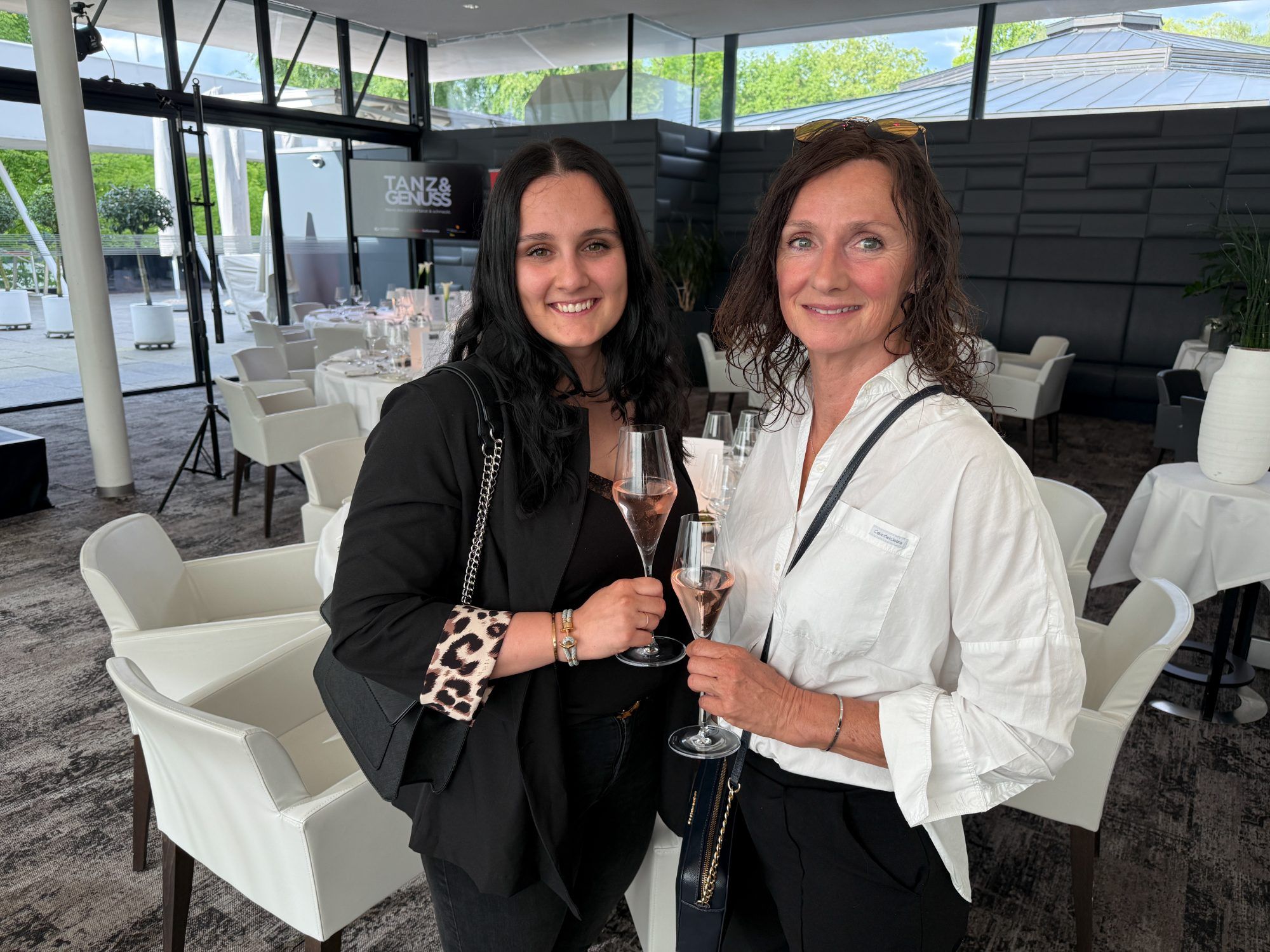 Celina und Sabine Fulterer beim Umtrunk