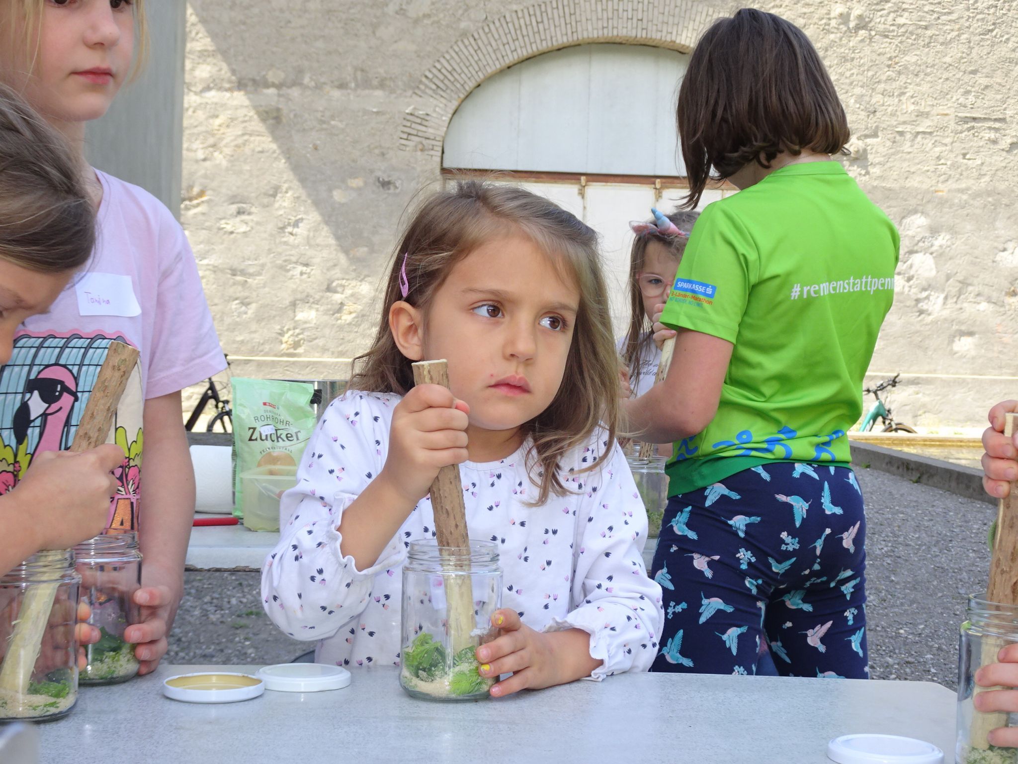 Spielerisch entdeckten die Kinder die „Zauberkräfte“ von Spitzwegerich und Thymian.