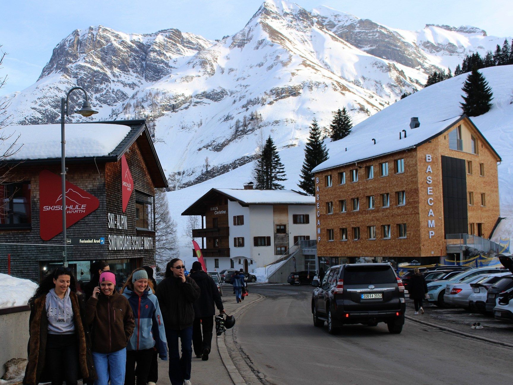 Mit dem Skischulhaus (links) hat die Warther Schneesportschule einen Meilenstein gesetzt, jetzt folgte – passend zum 100-Jahr-Jubiläum der Skischule – mit dem Basecamp gegenüber der nächste Quantensprung.   