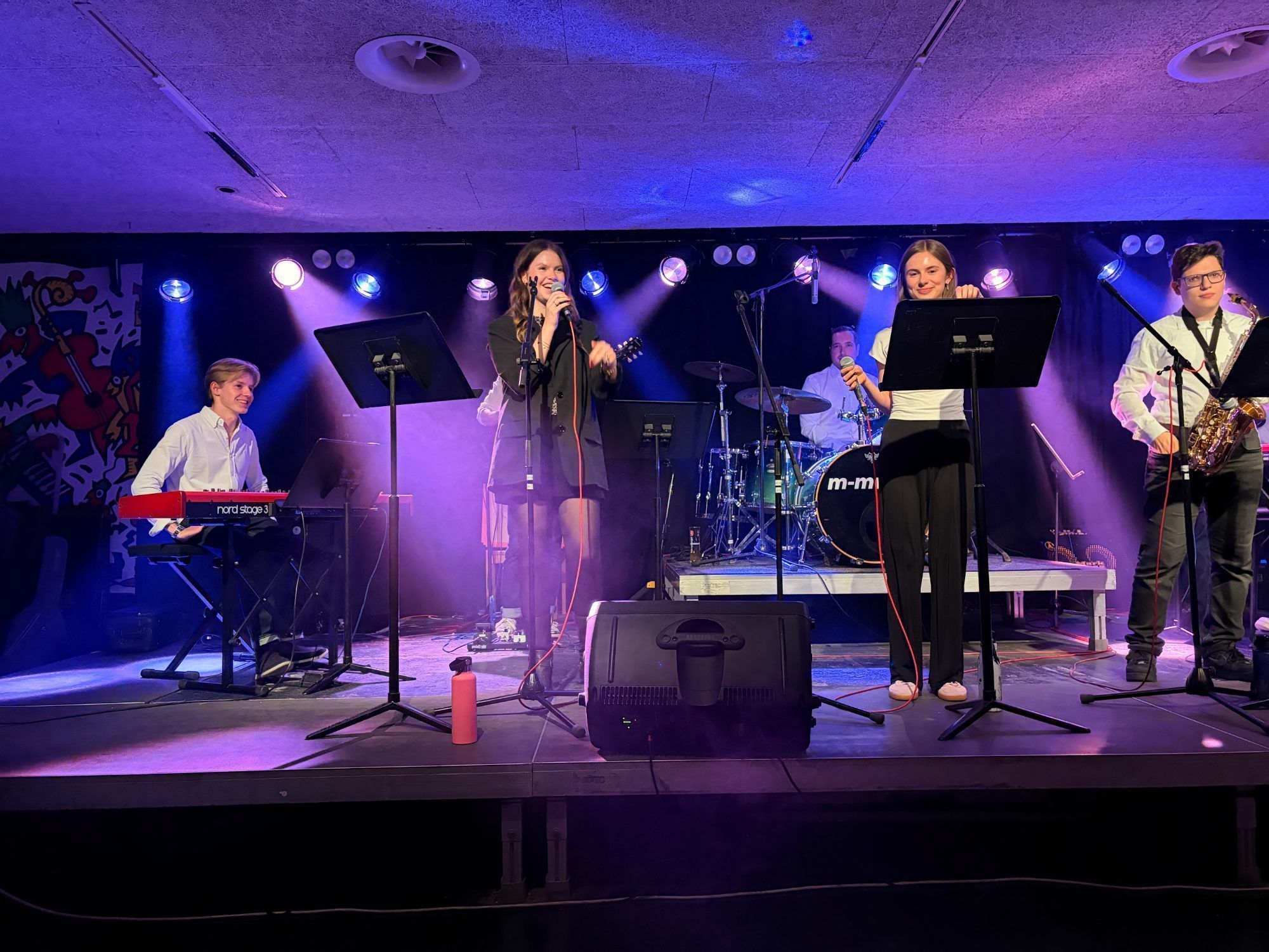 Im Anschluss an die Jazz Kids übernahm die Band Tschau Lebe! die Bühne und sorgte für Begeisterung.