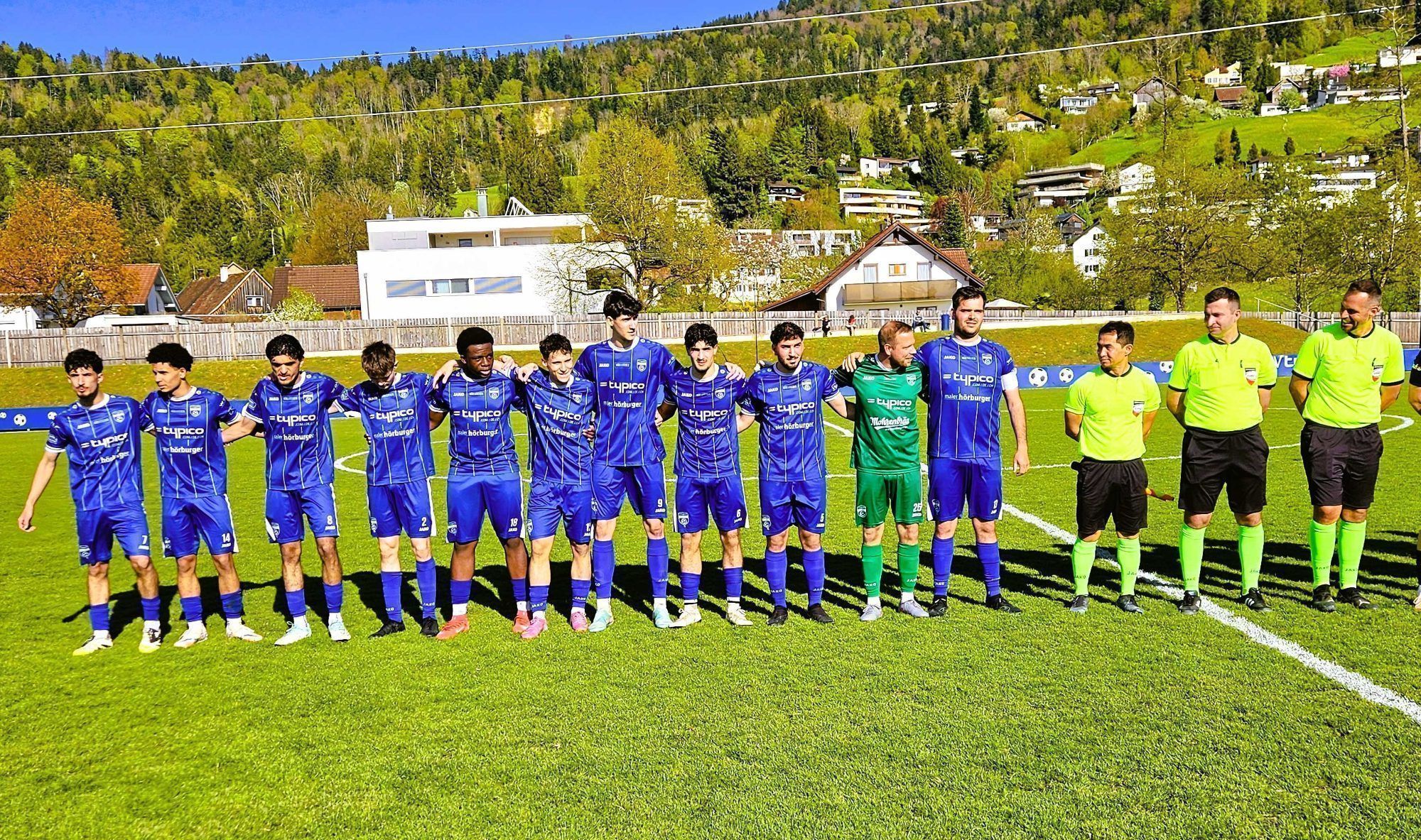 Auf Erfolgskurs ist auch die zweite Kampfmannschaft des SV typico Lochau, die Lochau 1b Juniors. Mit vier Siegen in Folge hat das Team in der 2. Landesklasse den Anschluss ans sichere Mittelfeld geschafft.