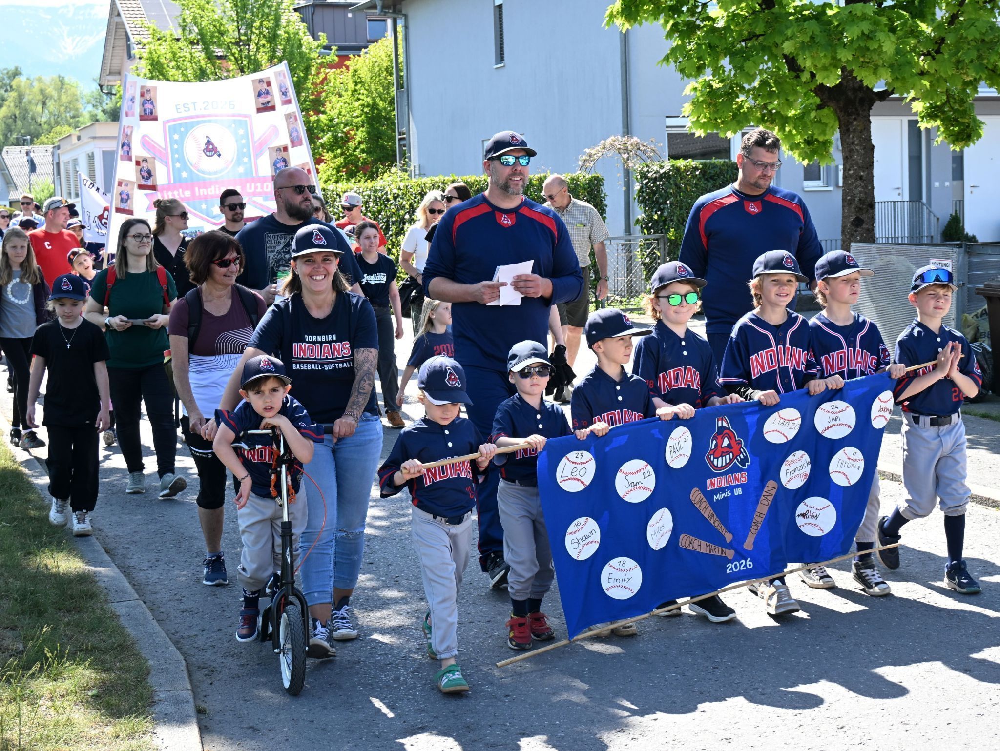 Auch die jüngsten Spieler waren mit Begeisterung Teil des ersten Umzugs der Indians.