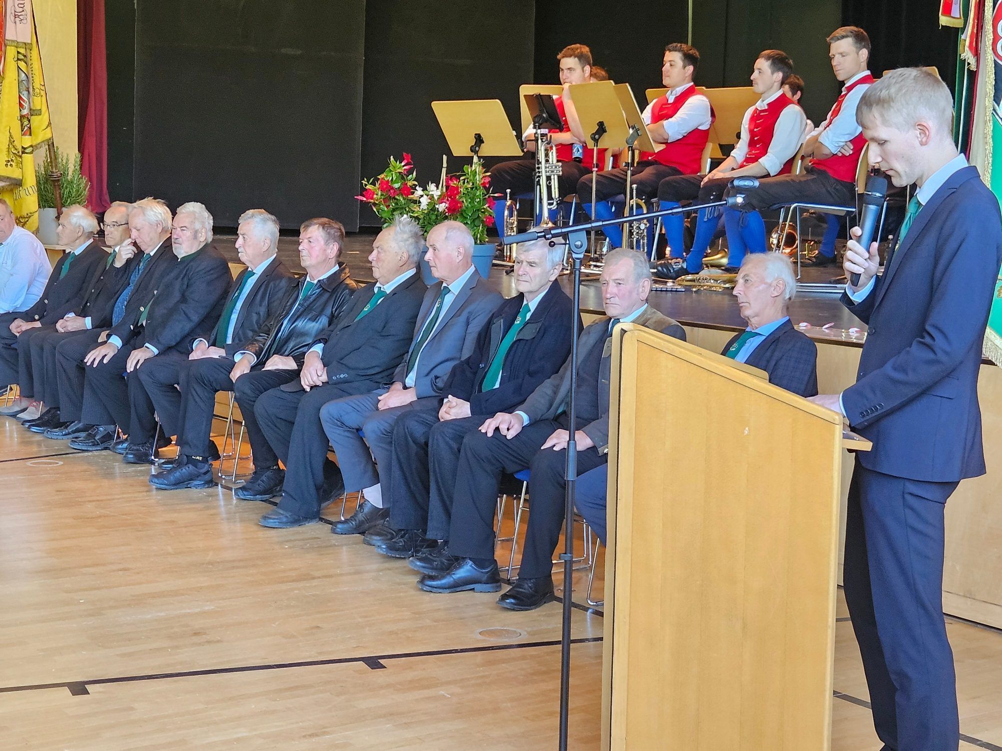 Obman Mathias Willam würdigte die langjährigen Mitglieder des Kameradschaftsbunds Lingenau.