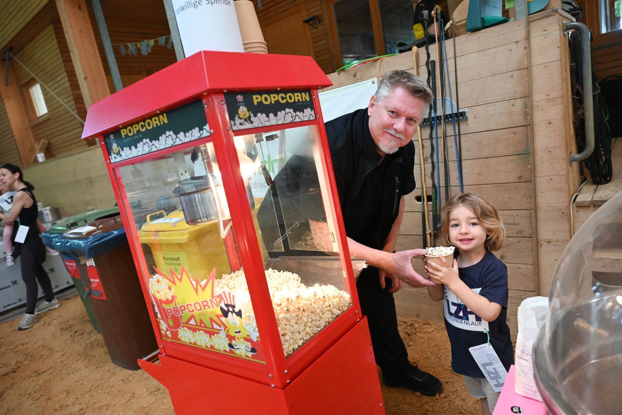 Heiß begehrt waren die frischen Popcorn.
