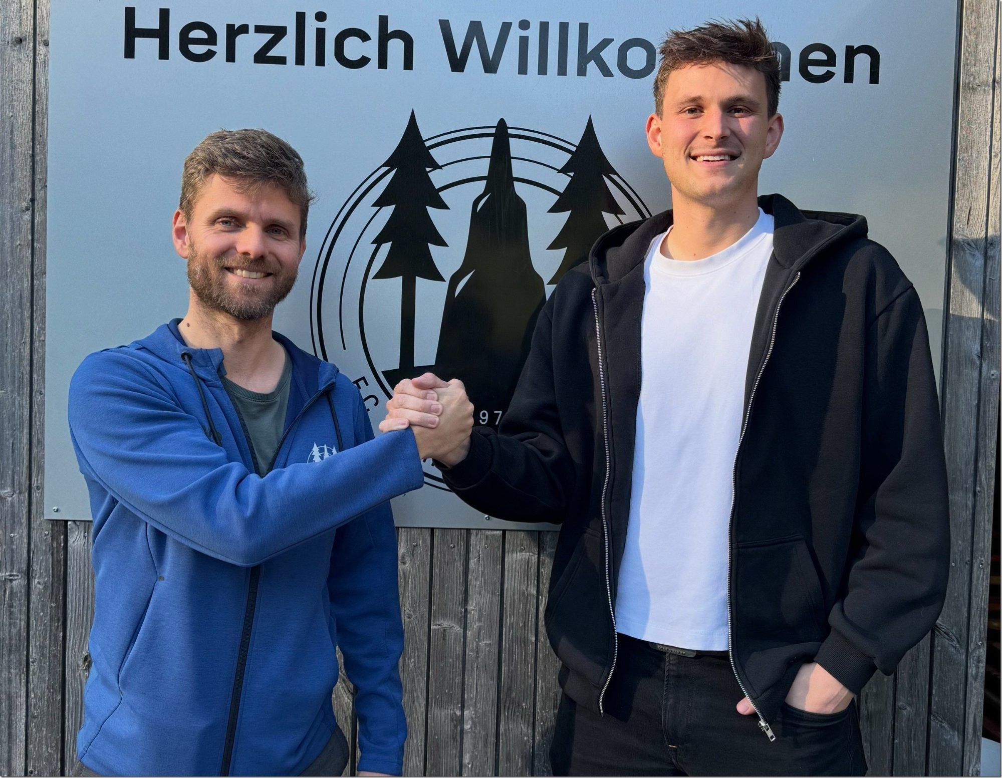 Pascal Goldmann mit Sportchef Ralph Zündel (l.) bei der Vertragsunterzeichnung in Schwarzenberg.