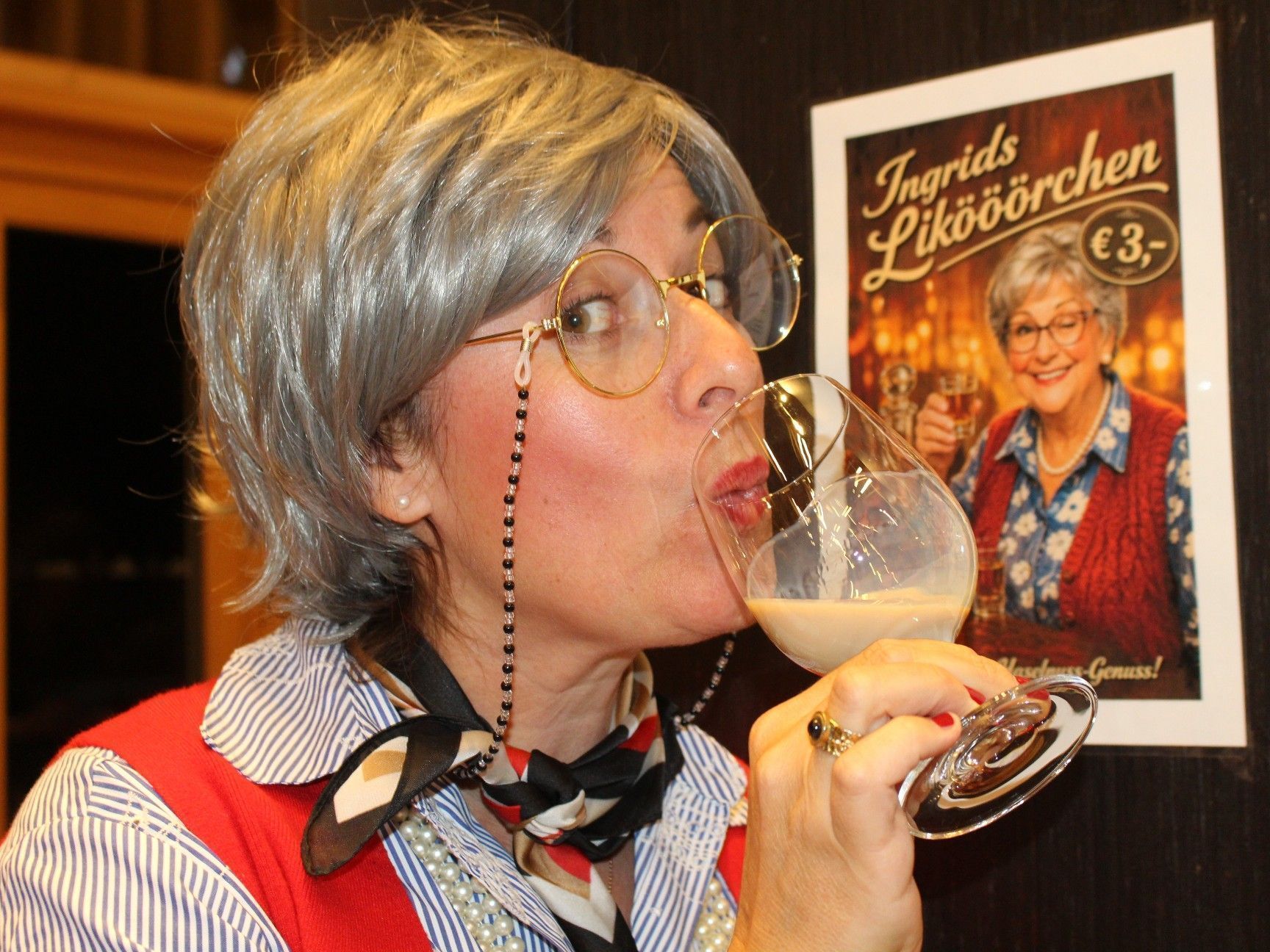 Ingrids Likööörchen – für Ingrid Wolf, gespielt von Sandra Angerer, ein Seelentröster, für Theaterbesucherinnen und -besucher allemal eine Verkostung wert . . .