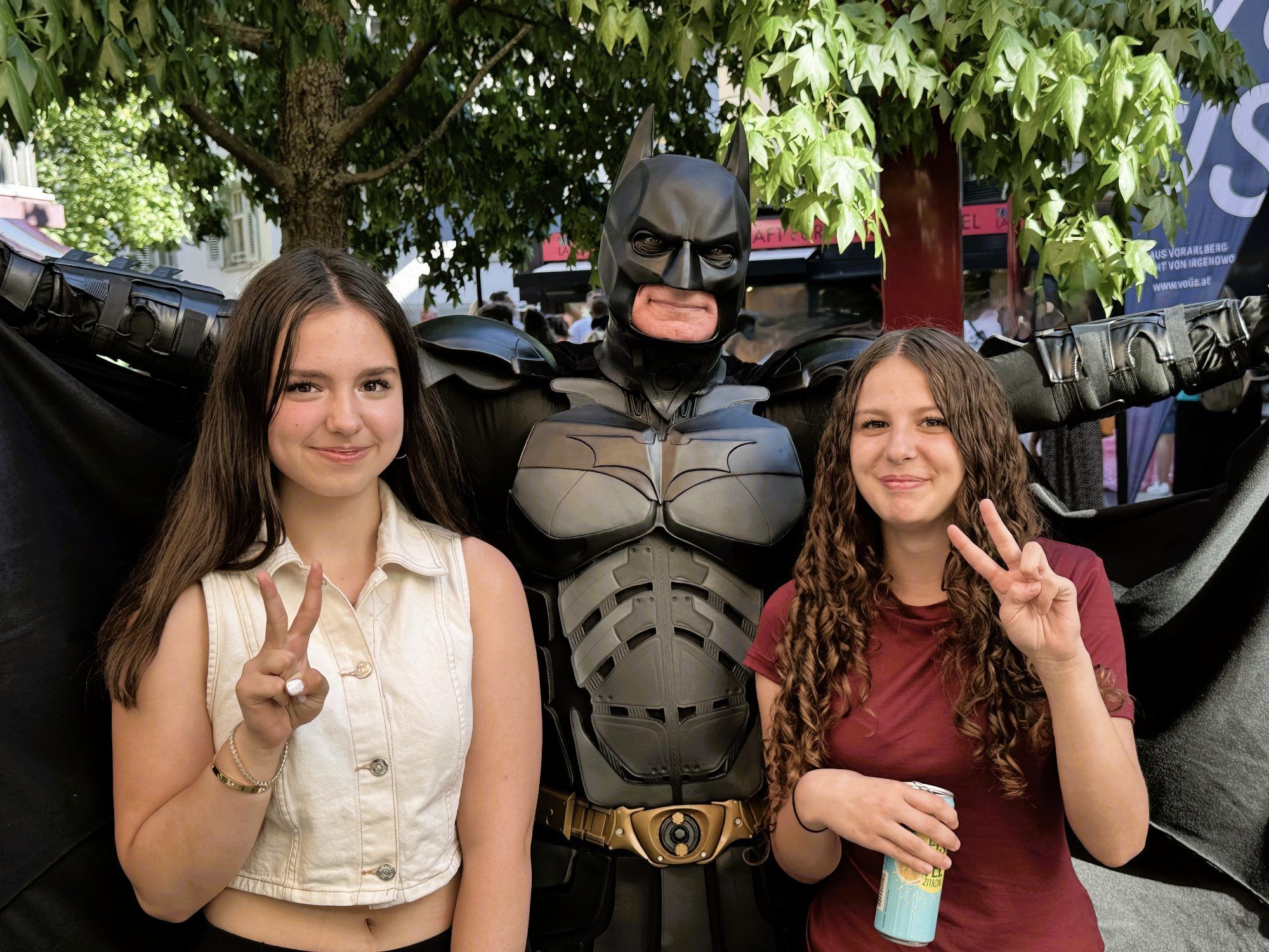 Mia Validzic und Maya Kriss mit Batman.