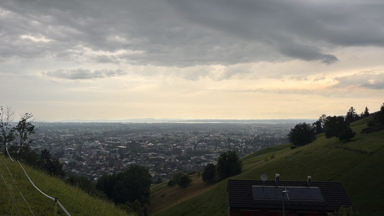 Regen stört Reparatur Karrenseilbahn