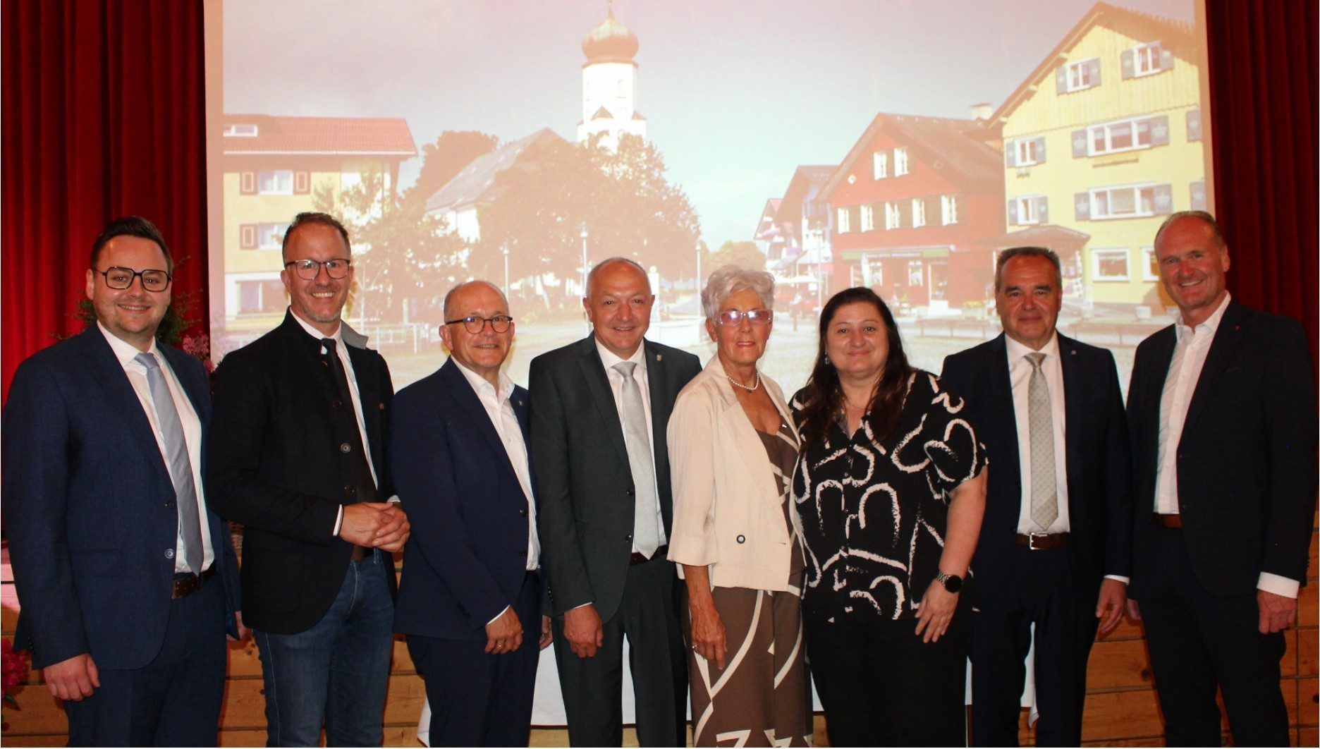 Gruppenbild der Geehrten mit Laudatorin und Laudatoren. An der Spitze der vielen Gratulanten hatten sich auch die Ehrenzeichenträger Hubert Hertnagel, Günther Wirthensohn, Egon Giselbrecht, Gerold Giselbrecht und die Ehrenringträger Ehrenreich Bereuter, Alt-LR Ök.R. Konrad Blank vollzählig eingefunden.