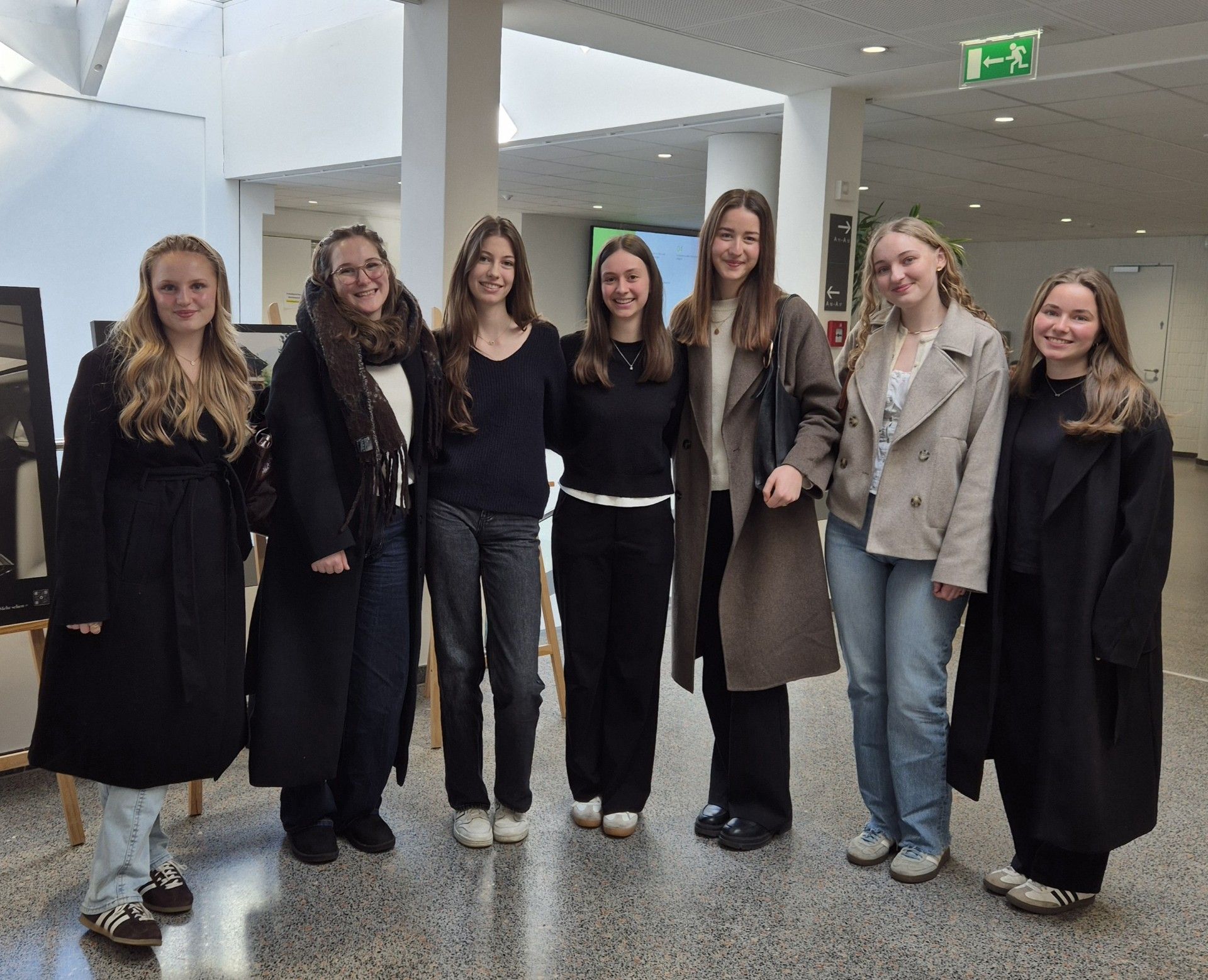 Lea Breuß und Teresa Huber wurden von Kolleginnen unterstützt.
