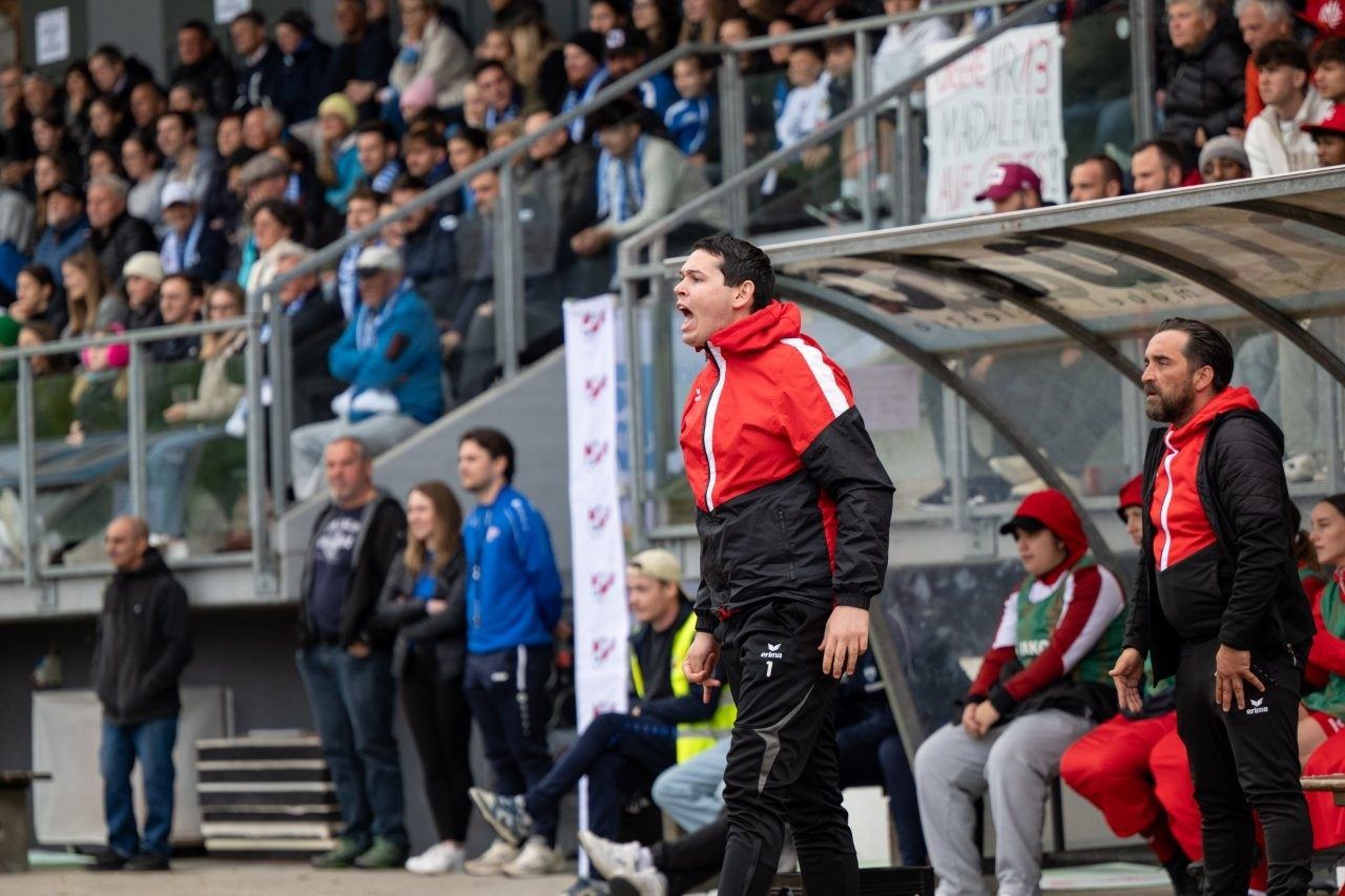 Rankweil Damen Sportchef Manuel Dobler lautstark. 