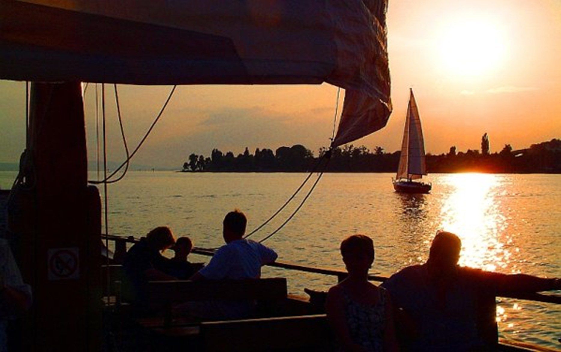 Der Bodensee vor Immenstaad, Friedrichshafen und Meersburg ist das Einsatzrevier der Lädine, die für Betriebsausflüge, Jubiläen, Geburtstage aber auch den beliebten Weinproben und romantischen Abendfahrten unterwegs ist.   