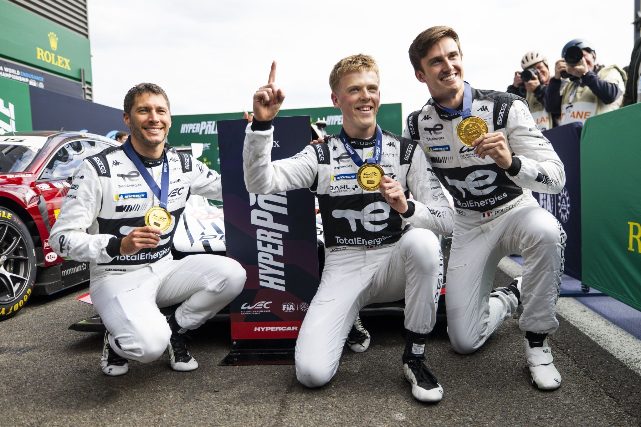 Jubel auf dem Podium: Sieger van der Linde, Rast, Frijns (v.l). Bilder: BMW (2); Erste Traininsgsbestzeit fürt Peugeot im 28. WEC-Rennen dank Malthe Jakobsen (Mitte). (Peugeot Sport) (Bildergalerie)