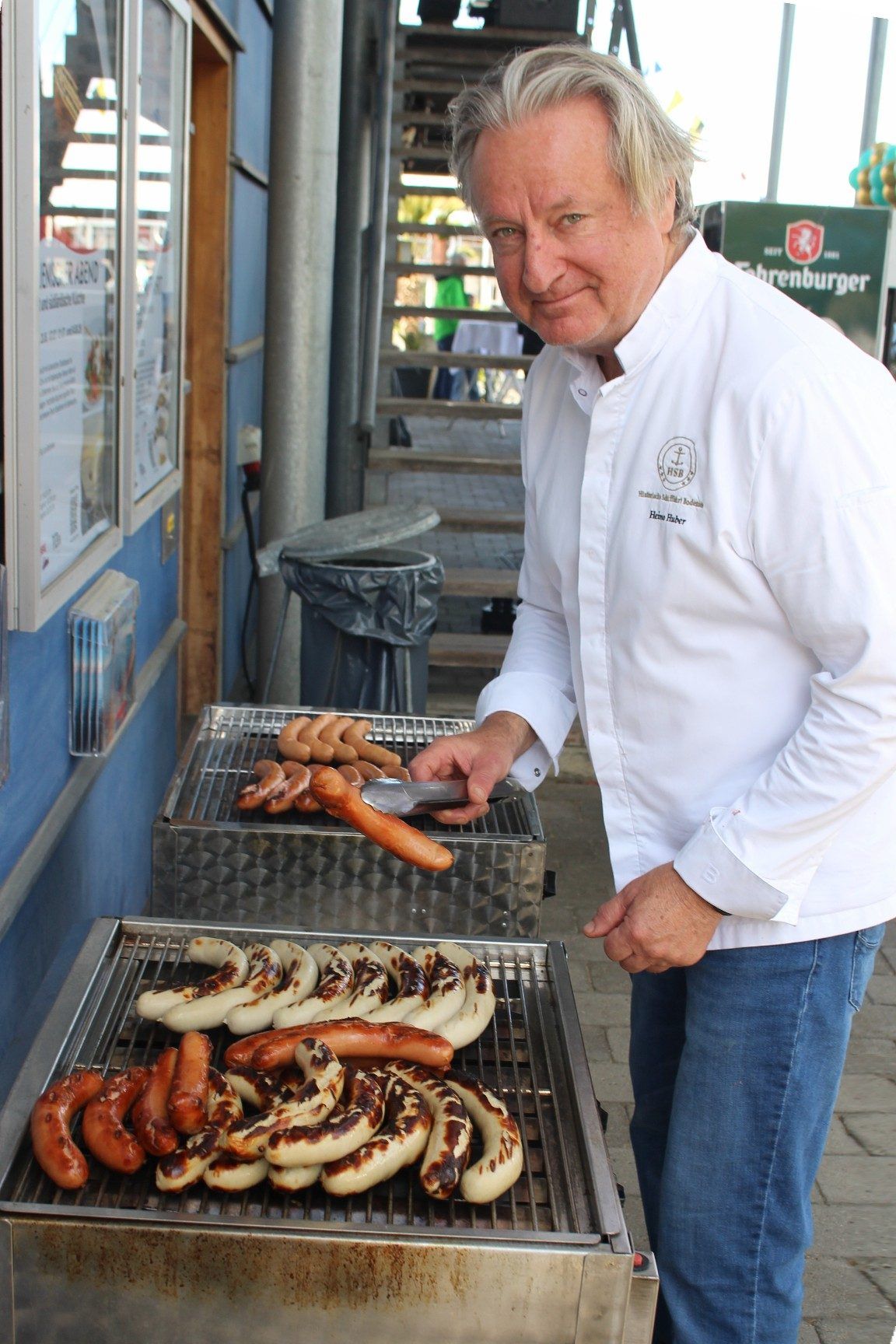 Schiffsgastronom und Hauben-Koch Heino Huber in der Rolle als „Hauben-Griller“. Sein Qualitätsgeheimnis: „Würste vom Virgler“, die weit über Lustenau hinaus als die besten gelten . . .
