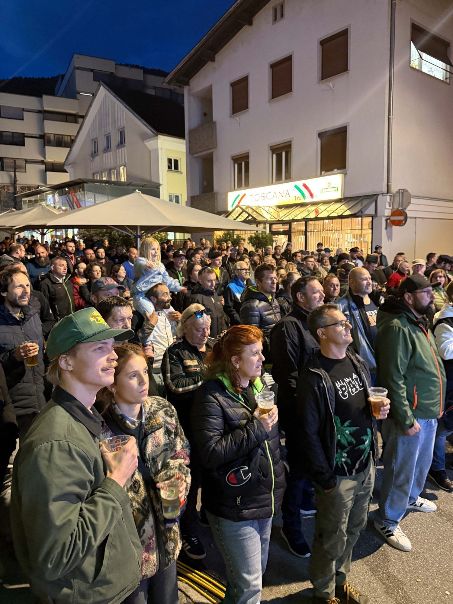 Trotz nass-kaltem Wetter ließen sich hunderte Besucher aus ganz Europa Österreichs größtes Spencer-Hill-Festival in Bludenz nicht entgehen.