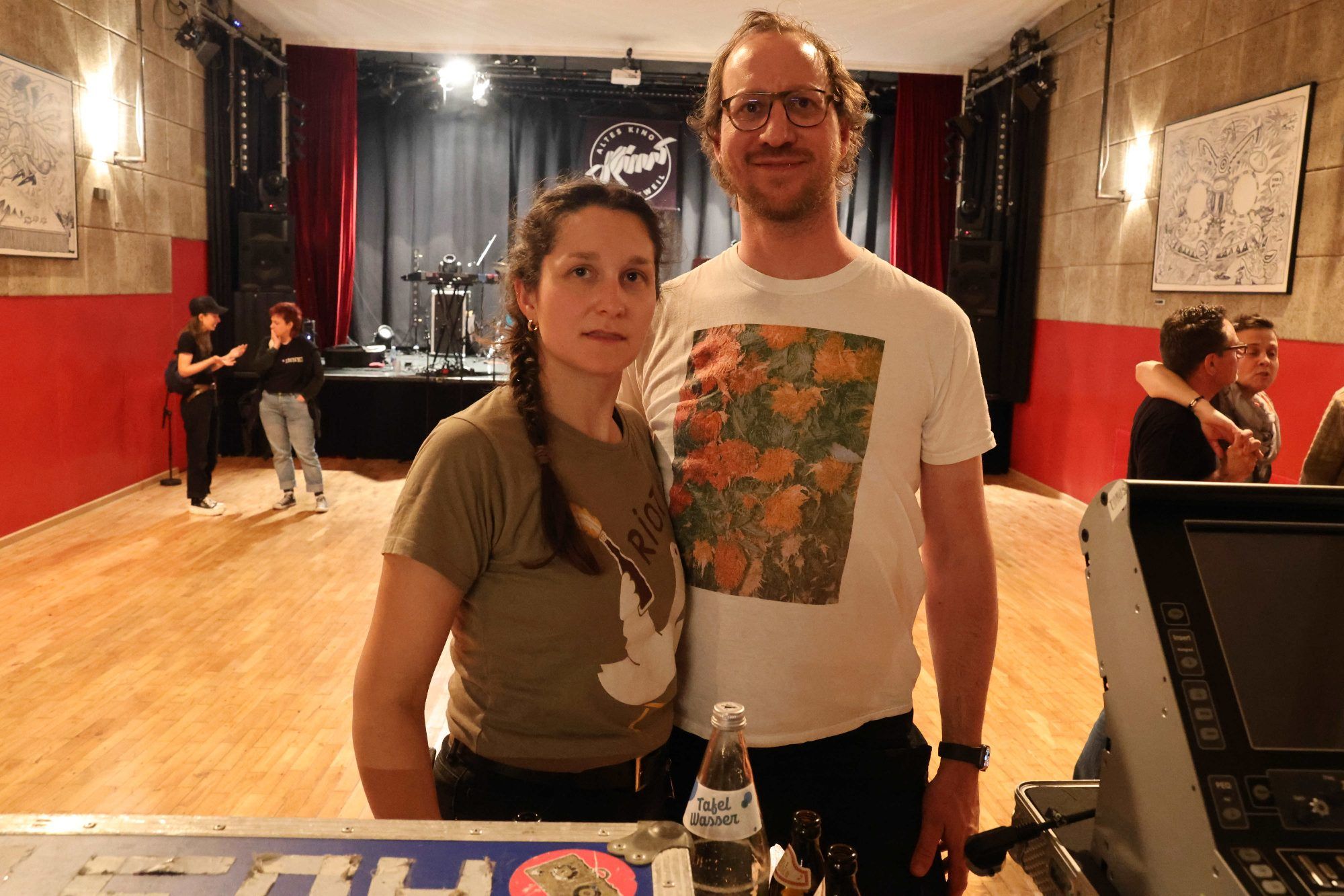 Lichttechnikerin Natascha Woldrich und Tontechniker Felix Dicket.