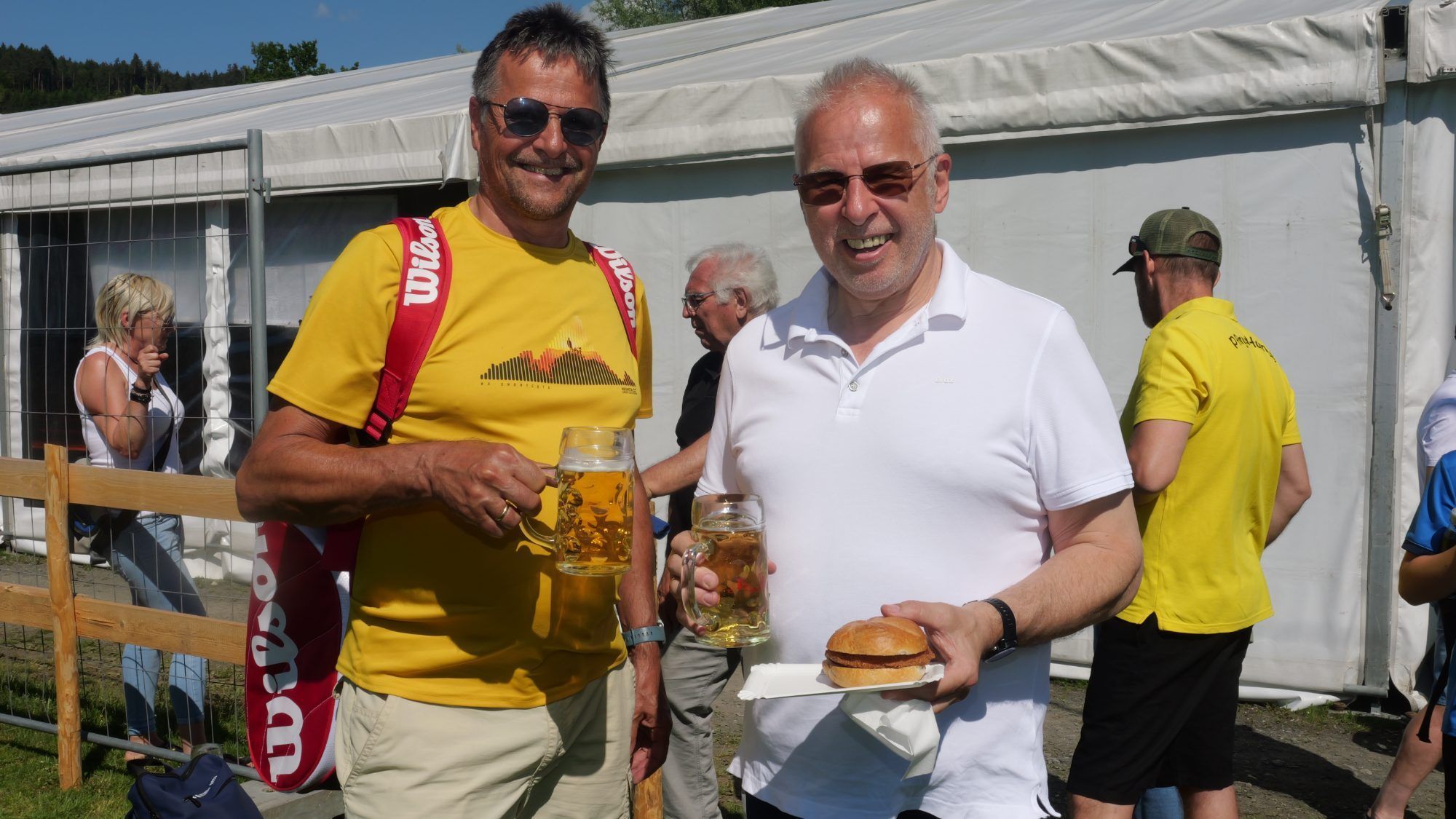 Christof Eß und Bürgermeister Thomas Lampert feierten das Dorfturnier.
