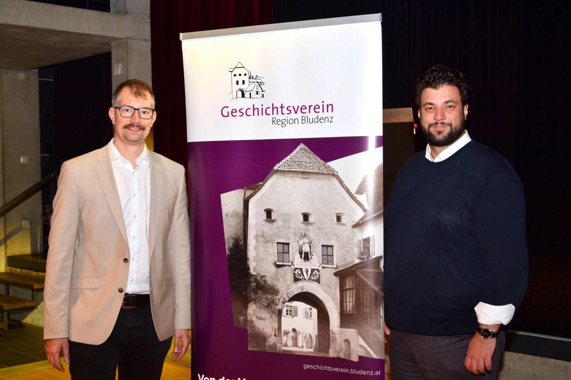 Stadtarchivar Stefan Stachniß und Kulturstadtrat Cenk Dogan beim 9. Vorarlberger Zeitgeschichtetag im Kulturzentrum Remise in Bludenz