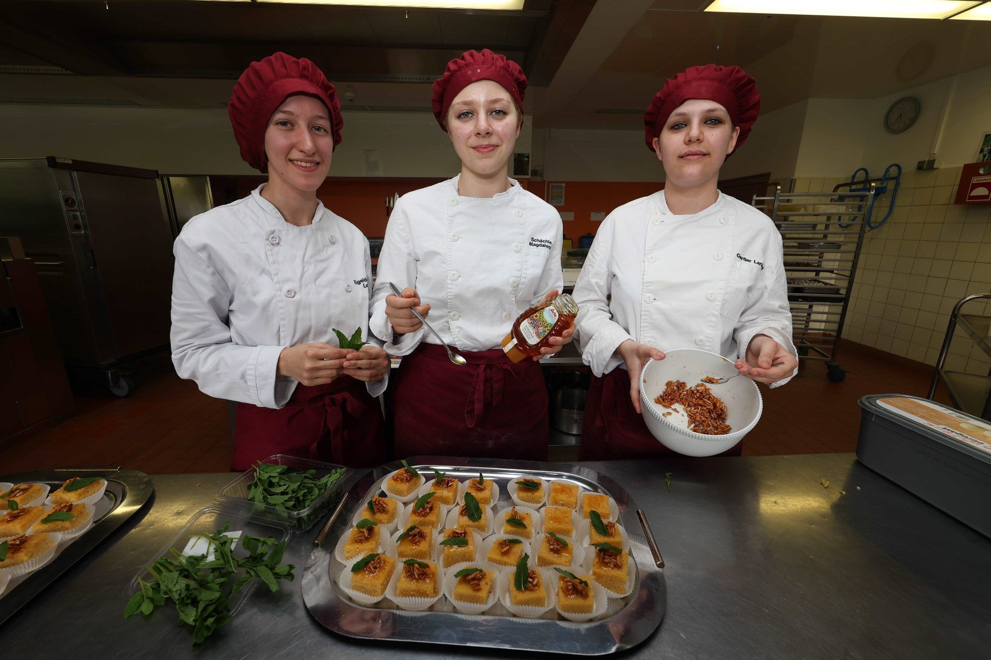 Lea Eigeldinger, Magdalena Schächle und Paulina Mennel mit dem Grrieskuchen 