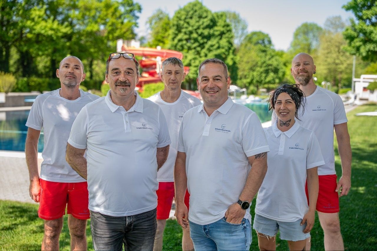 Andrii Pryvalov, Thomas Doppelhofer, Ferjl Sand, Rene Maurer, Isabella Eisenhofer, Andreas Marte freuen sich auf die Tausenden Badegäste in Sulz. PRIVAT
