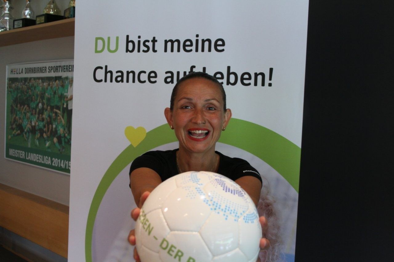 Der symbolische Ball wurde von Geben für Leben schon erworben.