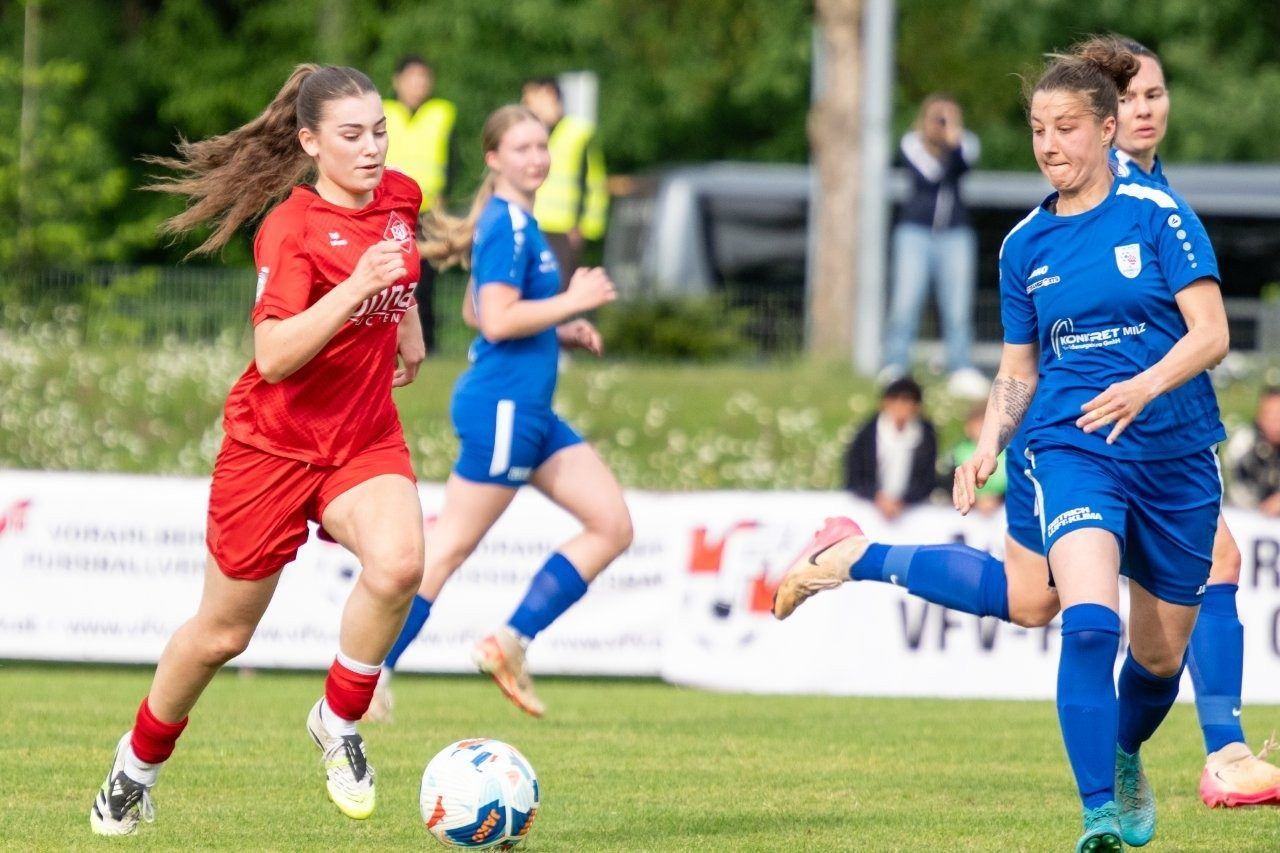 Cotrainerin Sabrina Lerchbaumer (r.) spielte in der Abwehr. 
