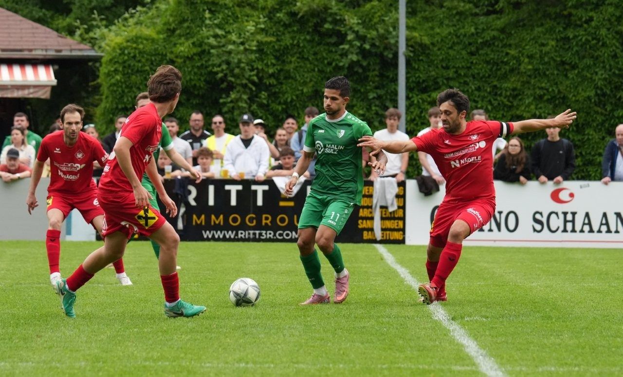 Souza Oliveira gegen Deniz Erkan. 