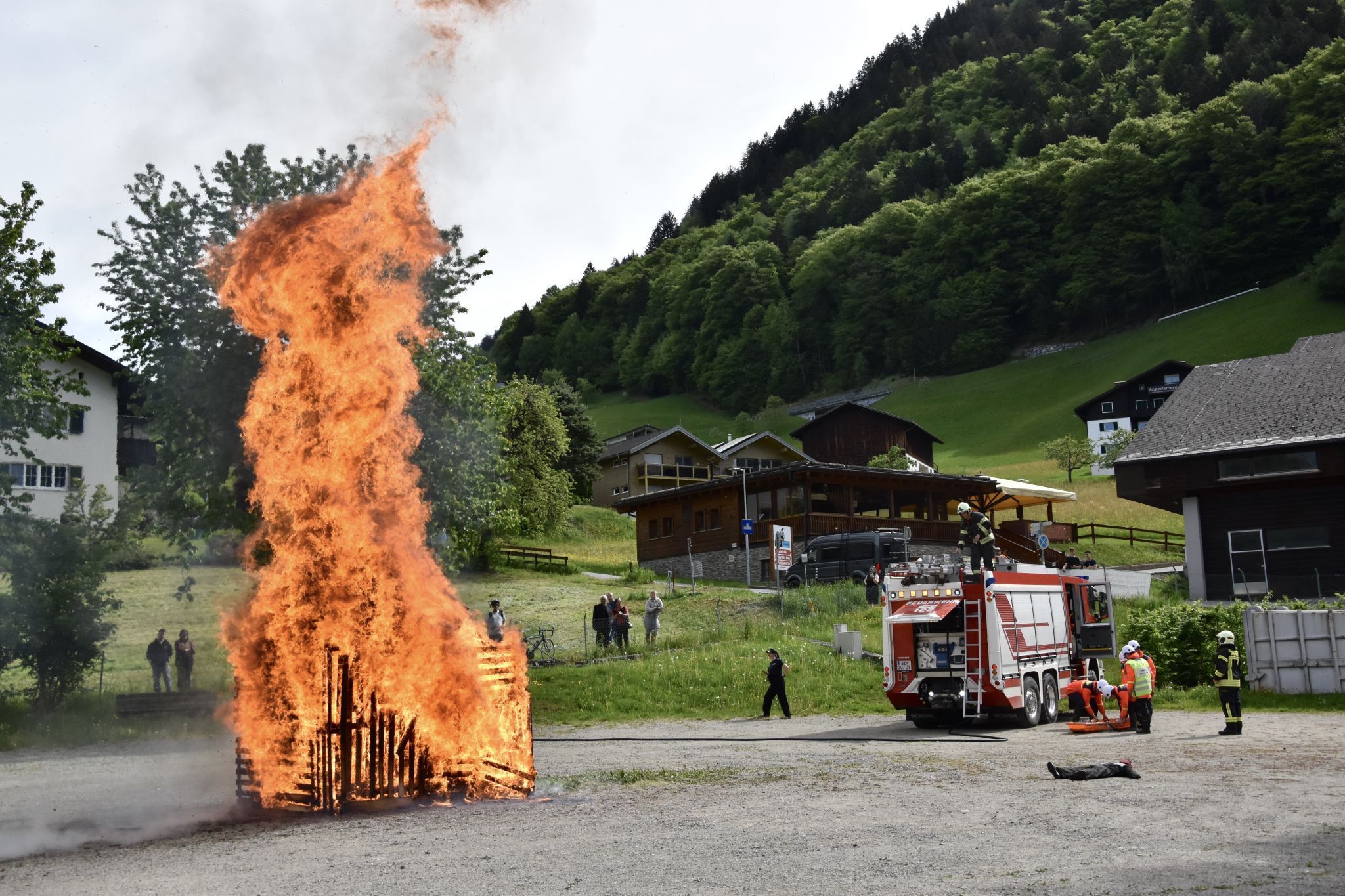 Schauübung der Feuerwehrjugend Schruns am Parkplatz der Hochjochbahn