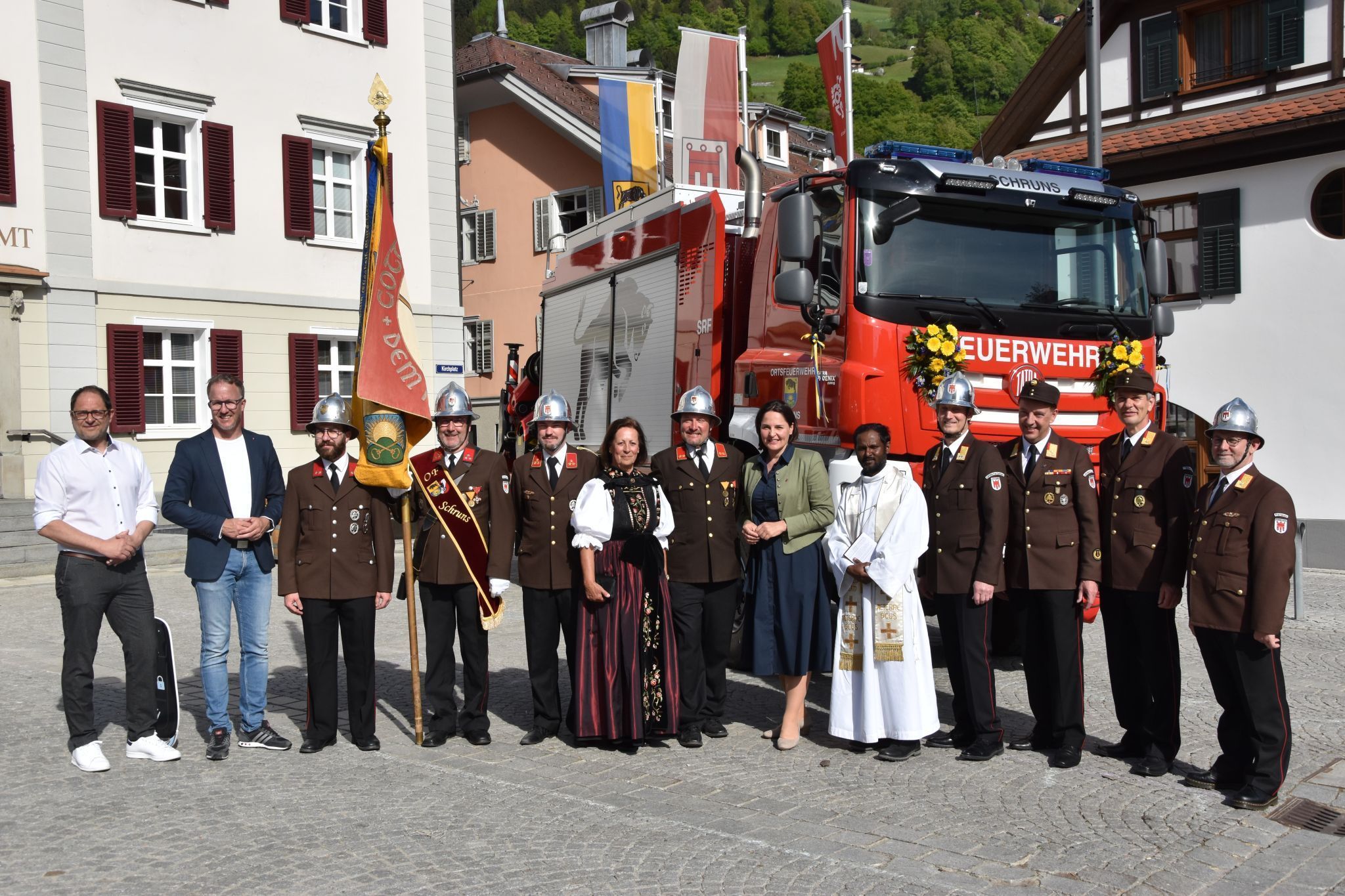 Die Ortsfeuerwehr Schruns hatte zur Segnung ihres neuen Feuerwehrfahrzeuges auf den Kirchplatz eingeladen.
