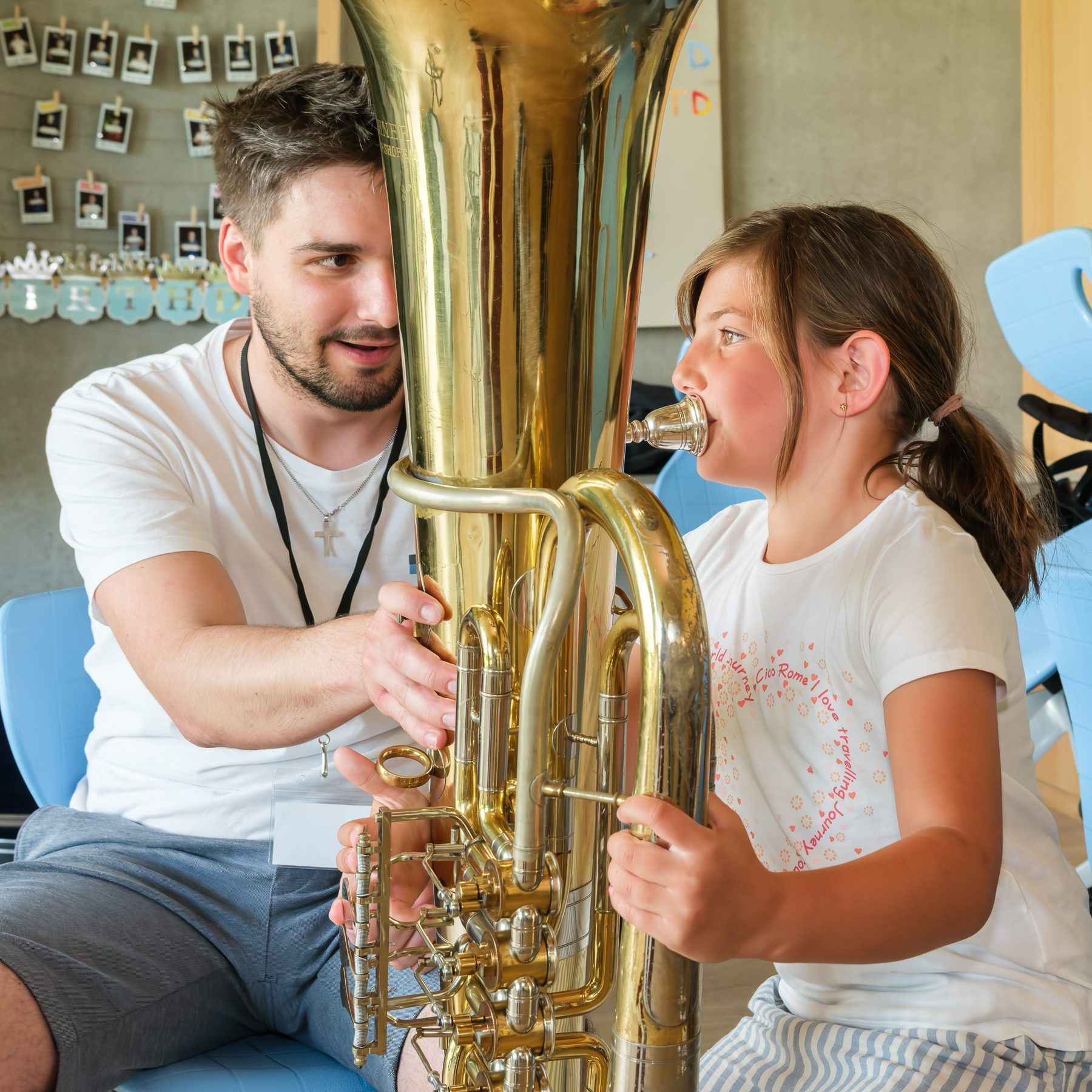 Erste Töne auf einem großen Instrument.