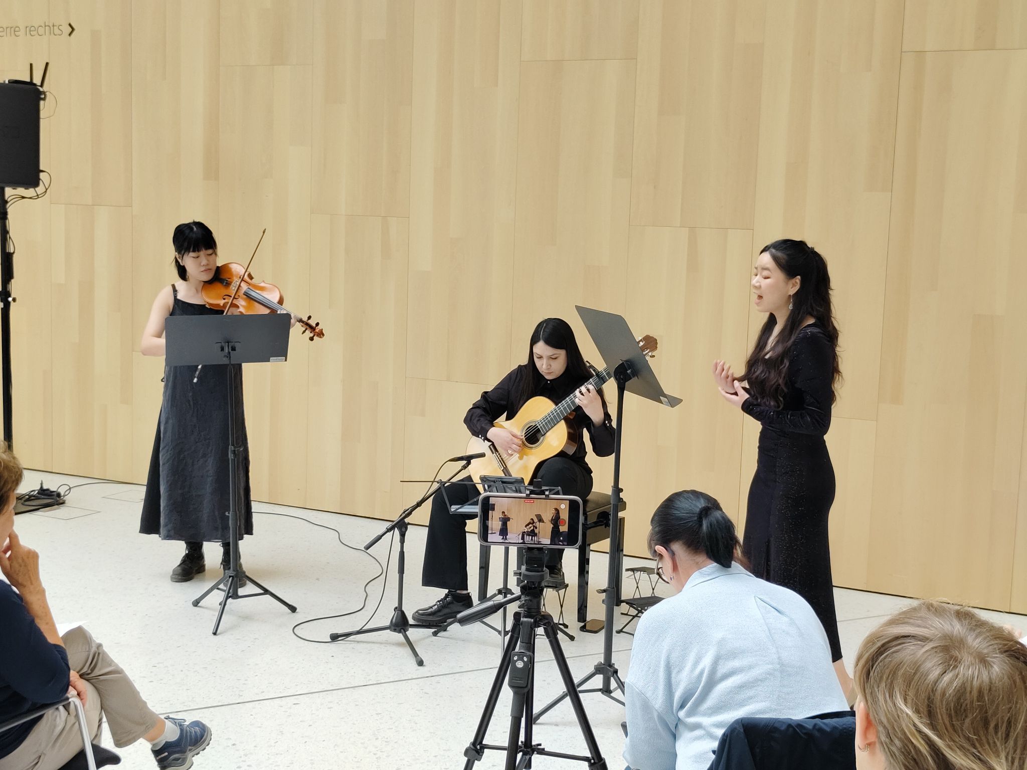 Feinsinniger Auftakt: „Come Again“ von John Dowland eröffnete das Mittagskonzert im Foyer.