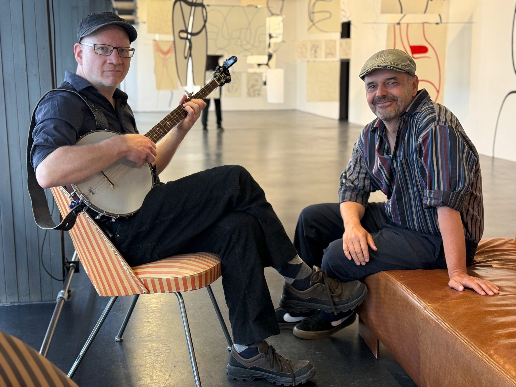 Soundinstallationskünstler Oliver Stotz gab sich fingerfertig, Barde Markus Marte stimmgewaltig
